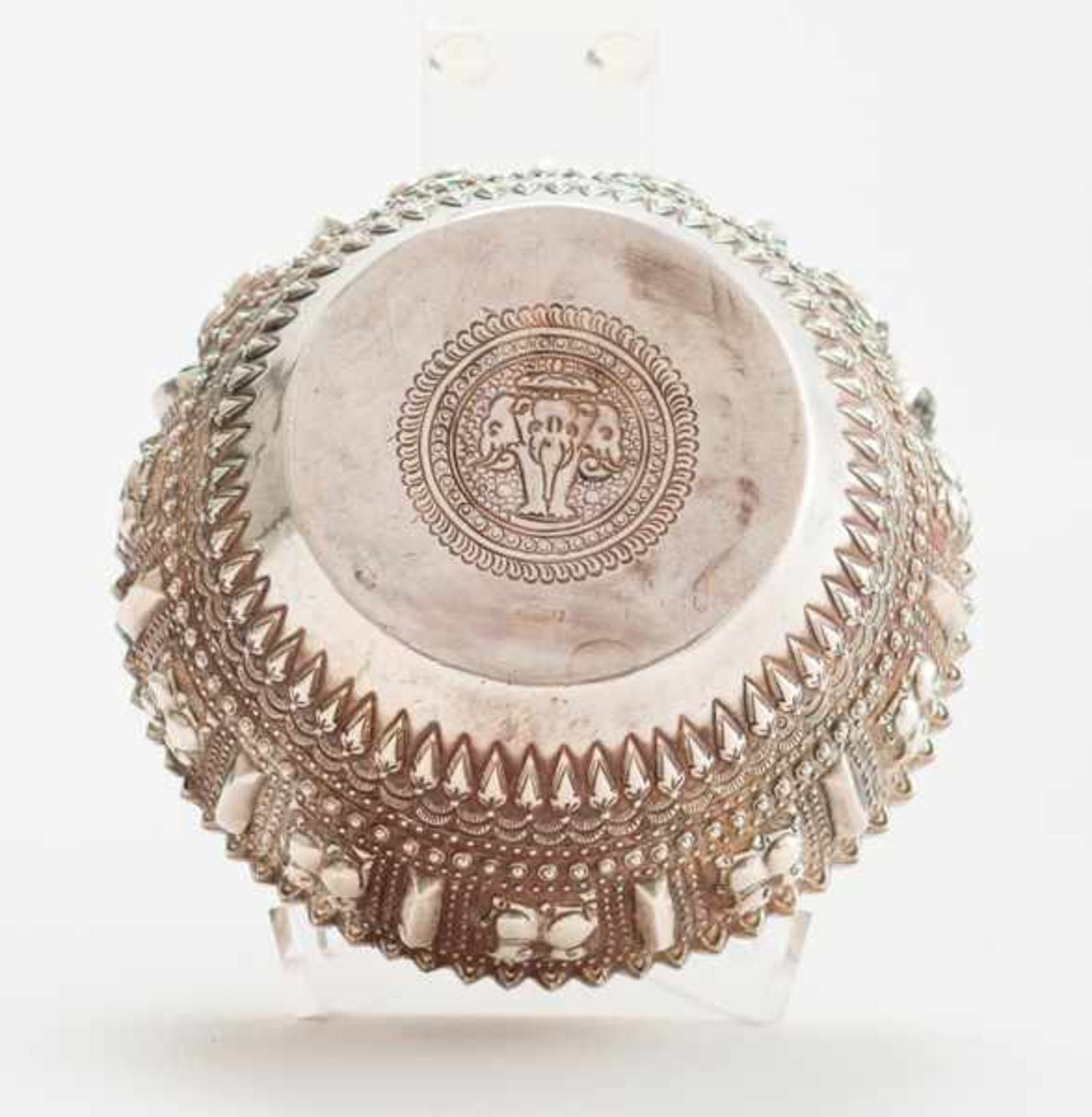 A FINE REPOUSSÉ SILVER BOWL Silver. Thailand, mid 20th cent.The flat ground of the bowl depicting - Image 2 of 2