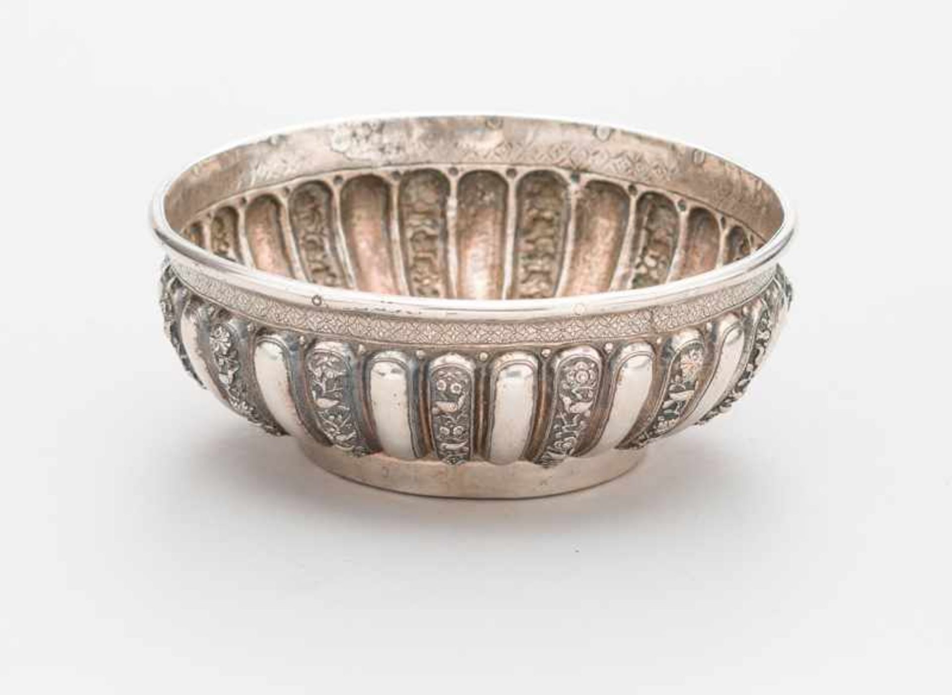 A SILVER BOWL Silver. Indonesien, Bali, about 1900A powerfully crafted bowl on a conic foot