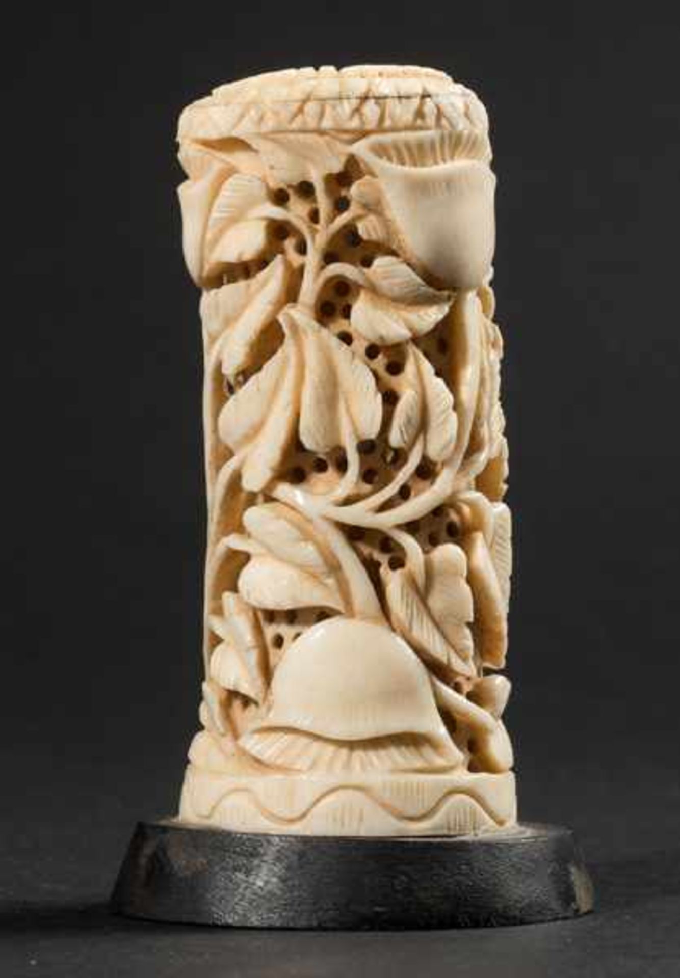 HANDLE WITH OPEN-WORK DECORATION Ivory. China, 19th cent.This piece, mounted on a base, is in the - Image 2 of 5