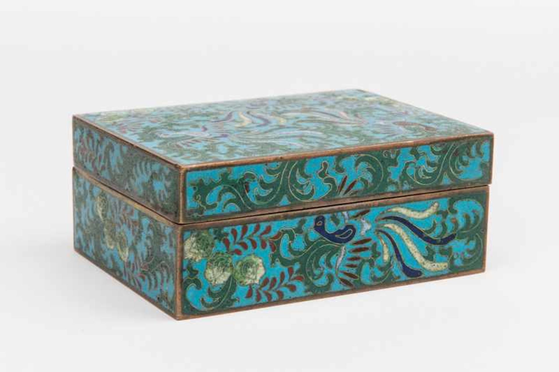 BOX WITH COVER HOLDING PHOENIXES Enamel cloisonne. China, Qing dynasty (1644-1911)A rectangular