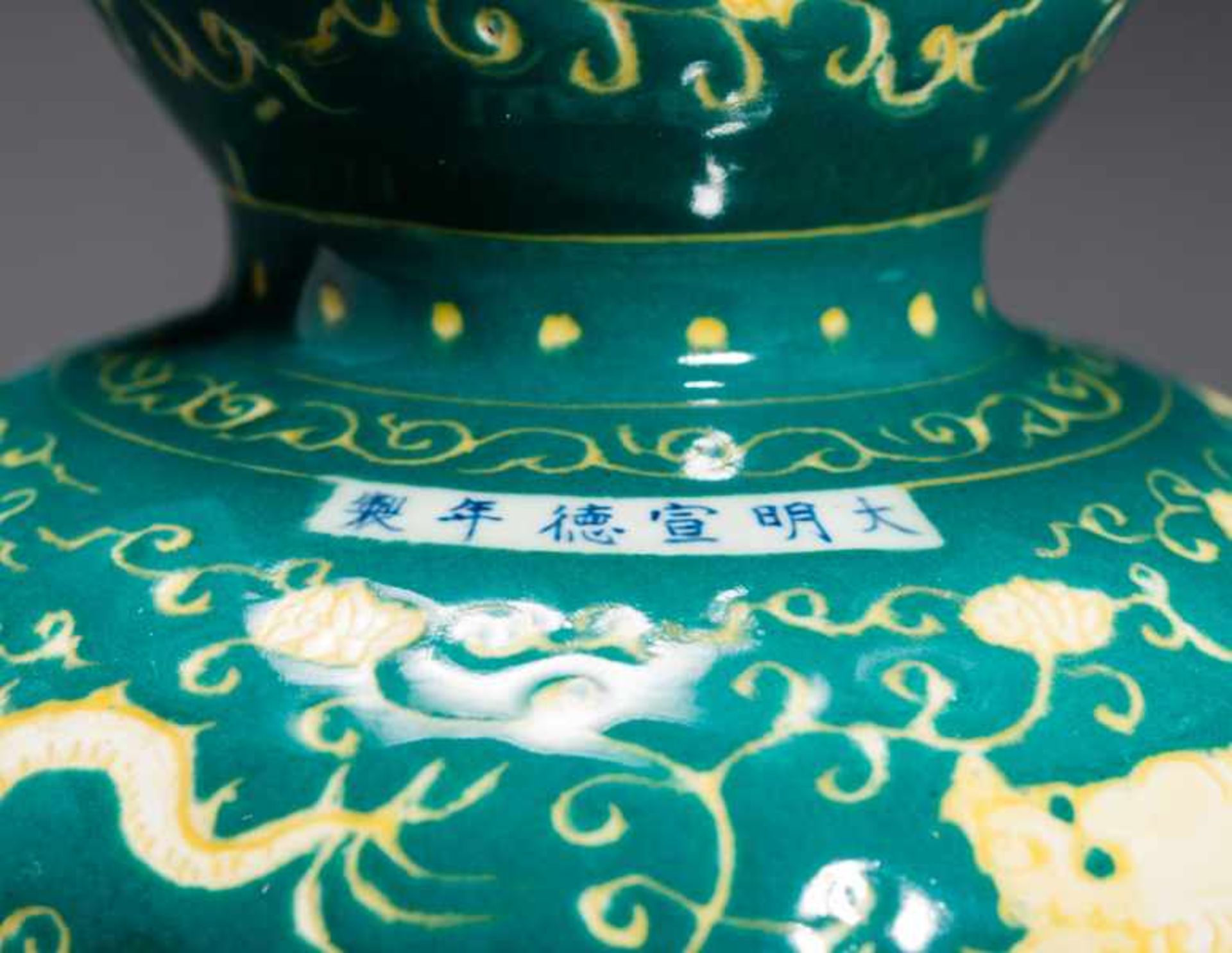 DOUBLE-GOURD-SHAPED VASE Glazed stoneware. China, The main motifs of this vase are dragons, along - Bild 2 aus 5