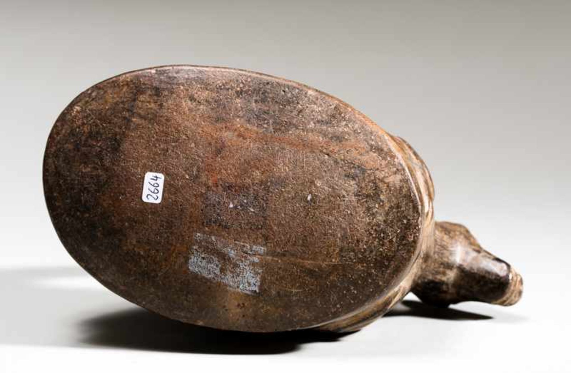 VESSEL IN THE SHAPE OF A LAMA Terracotta. Chimu, Peru, ca. 1000 - 1200This oval vessel has the shape - Image 5 of 6