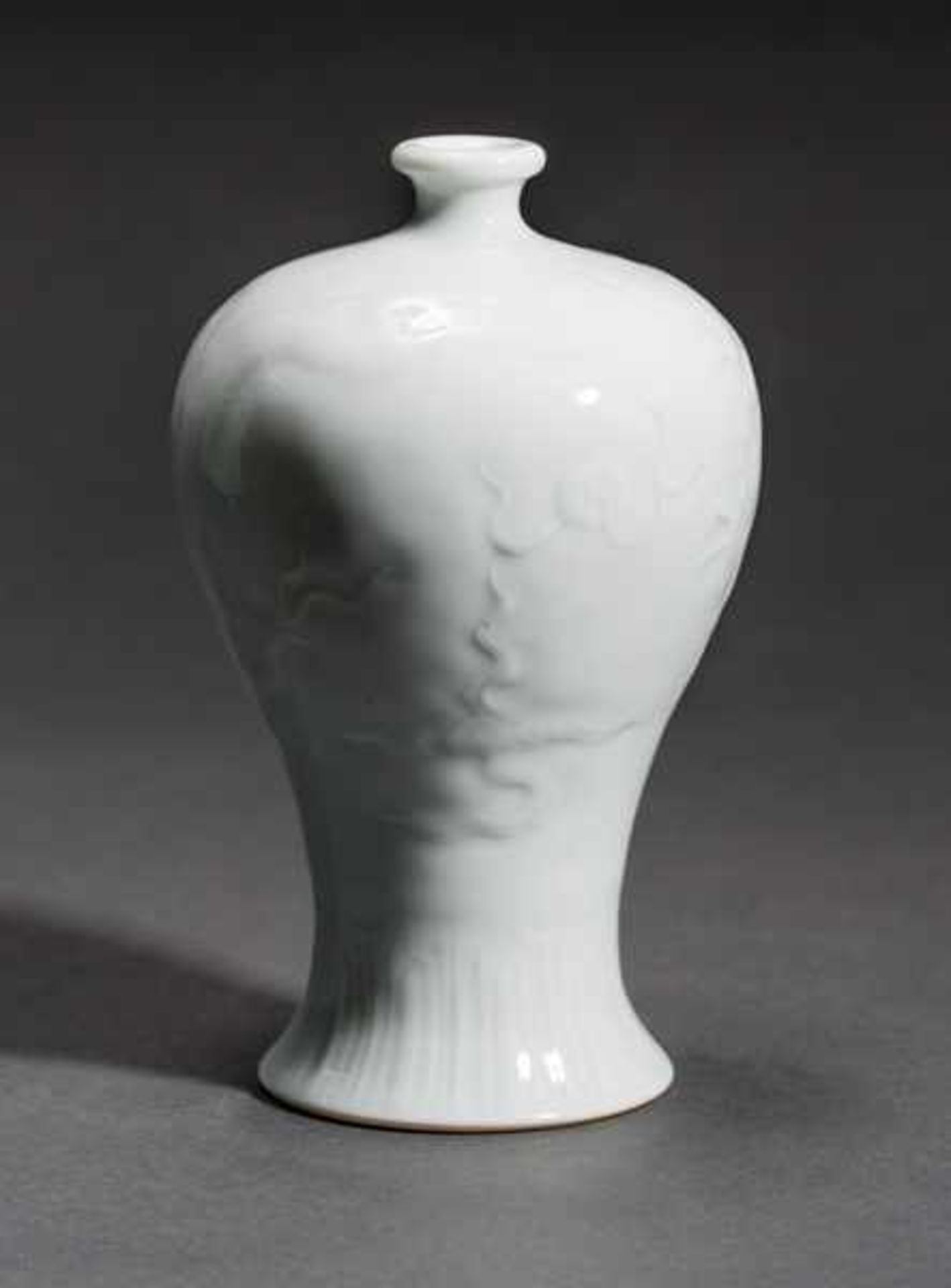 SMALL MEIPING VASE WITH DRAGON Porcelain. China, This small meiping vase is completely white and - Bild 6 aus 6
