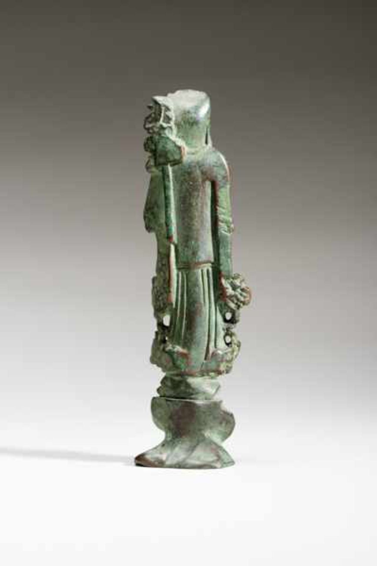 TWO STANDING DIVINITIES Bronze. China, possibly 18th cent. to first half of 19th cent.These two - Image 4 of 9