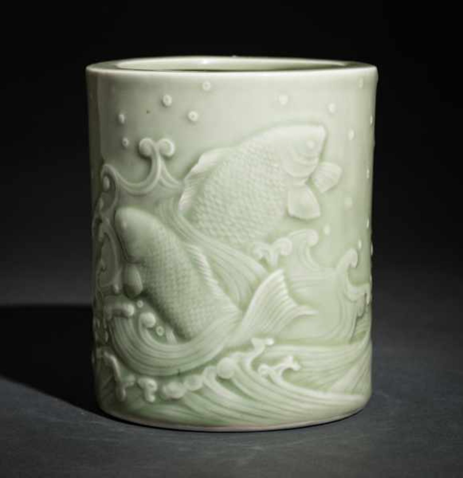 PAINTBRUSH CUP BITONG WITH CARPS Celadon-porcelain. China, On the outside of the straight walls is a - Bild 3 aus 3