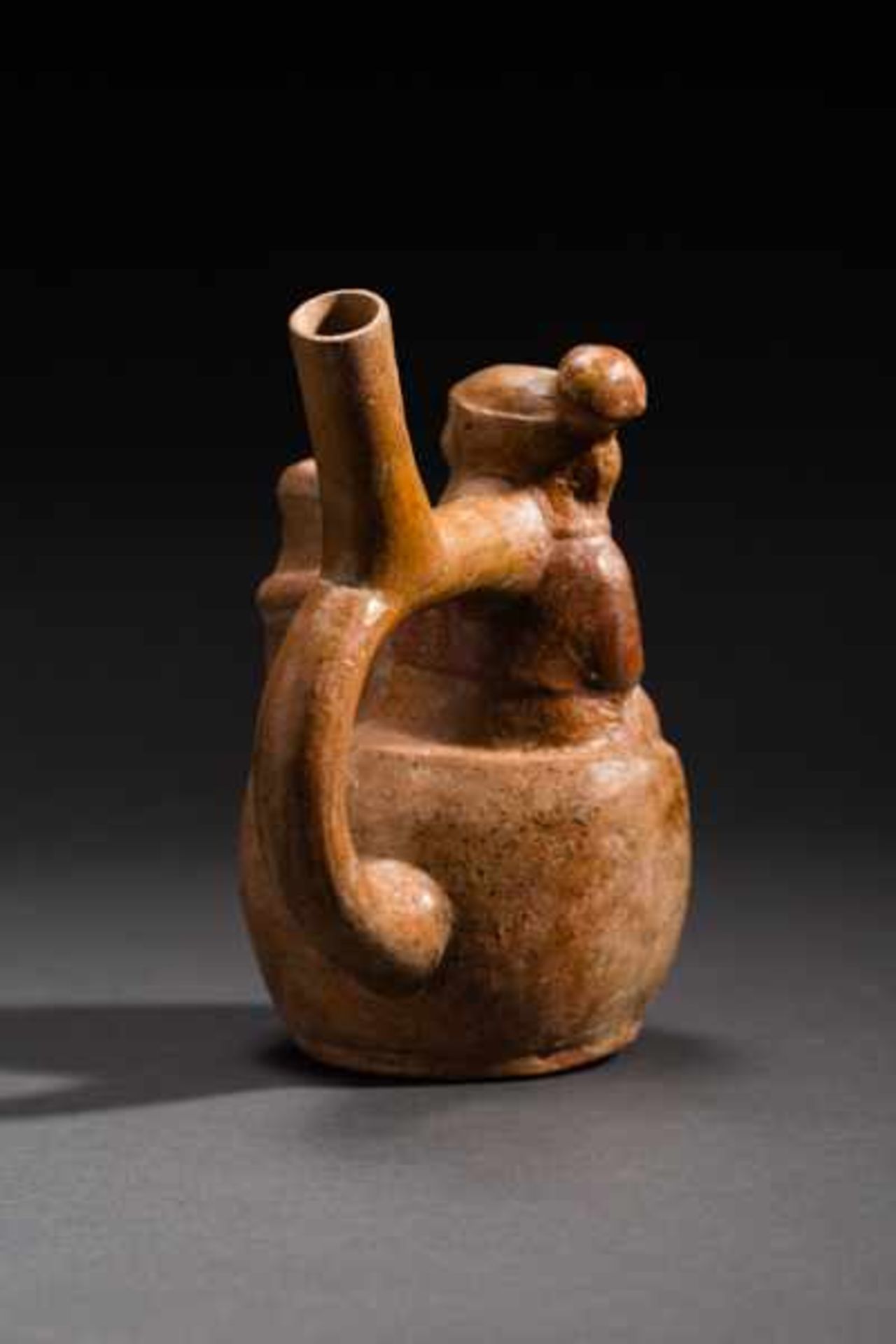 VESSEL WITH MAN AND WOMAN Terracotta. Moche, ca. 8th cent. (TL-tested)Small woman and large man - Image 4 of 5
