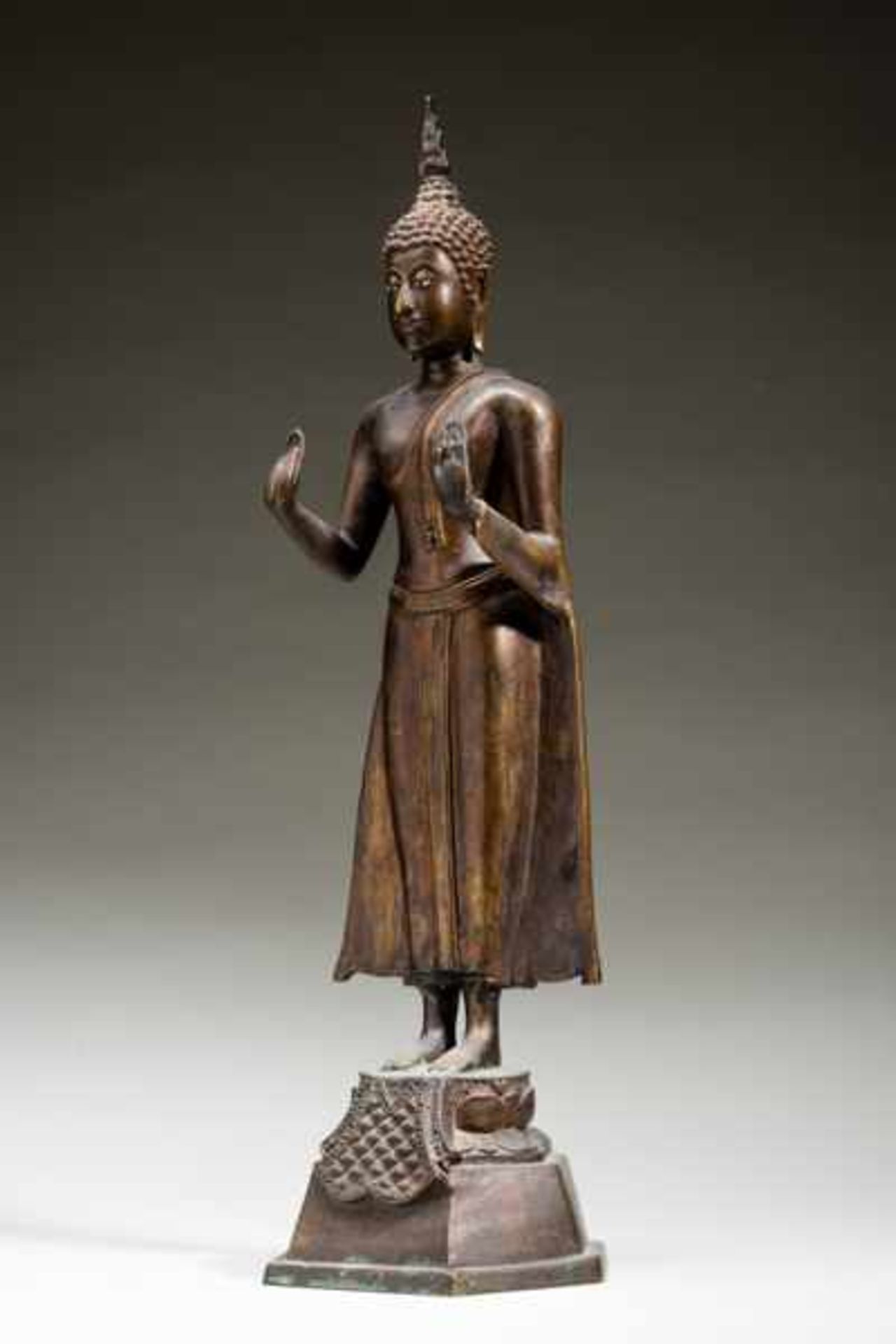 STANDING BUDDHA SHAKYAMUNI Bronze. Thailand bis Lanna, ca. 18th to 19th cent.This depiction in the - Image 2 of 6