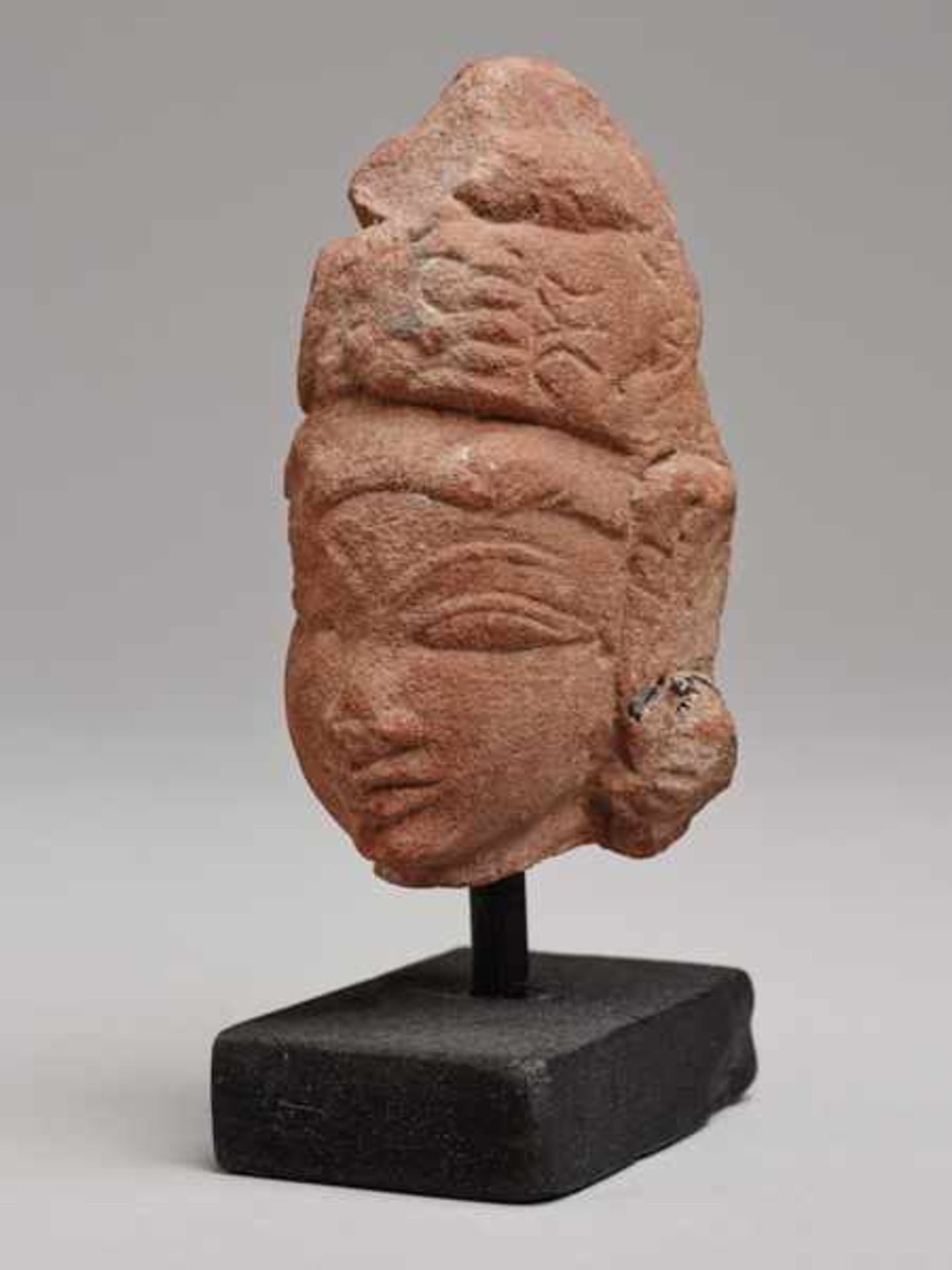 HEAD OF A GODDESS Red sandstone. Northern India, ca. 12th to 14th cent. Especially attractive, - Image 2 of 5