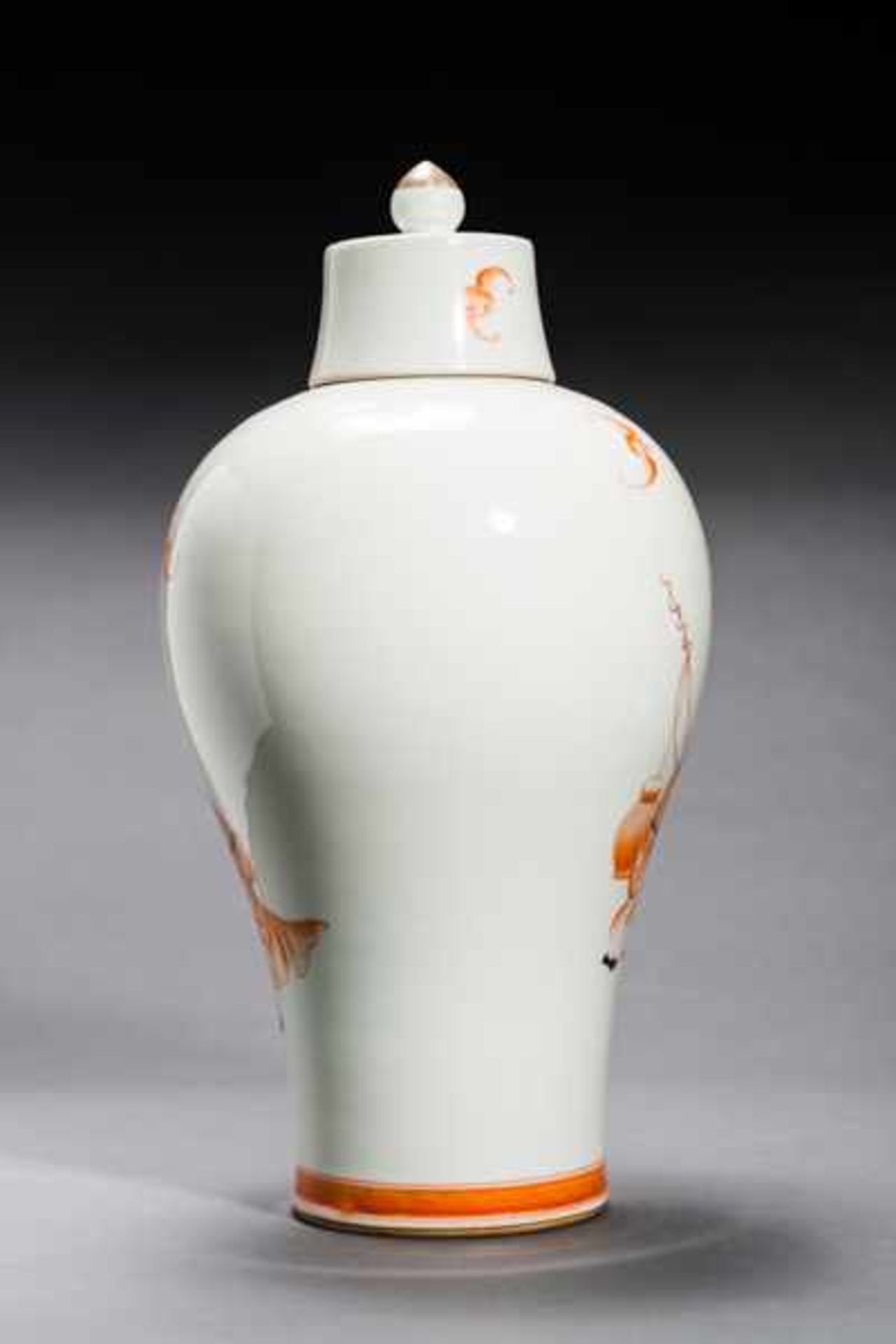 MEIPING VASE WITH COURTLY SCENE Porcelain with iron-red painting and gilding. China, Very well- - Bild 3 aus 6