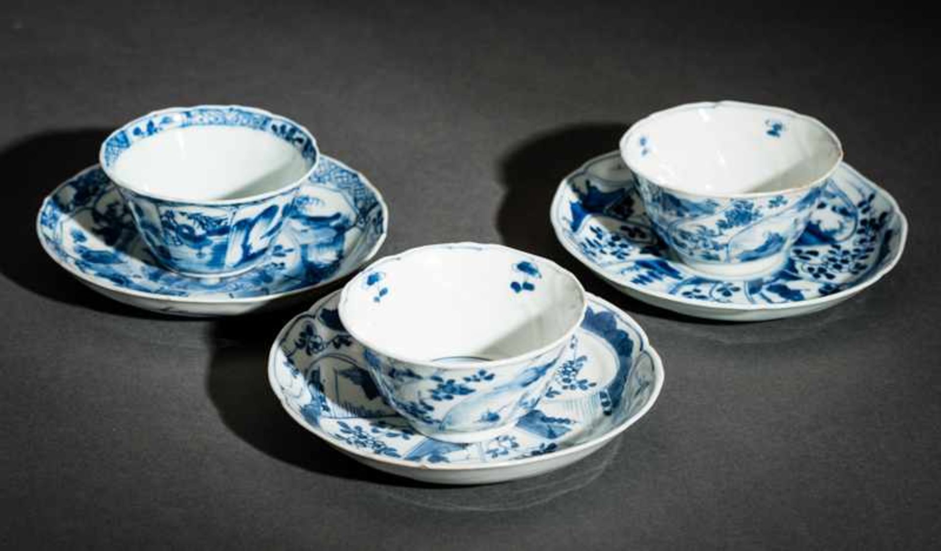 THREE CUPS WITH SAUCERS Blue and white porcelain. China, Qing-dynasty, 18th cent.The stylistic - Image 3 of 3