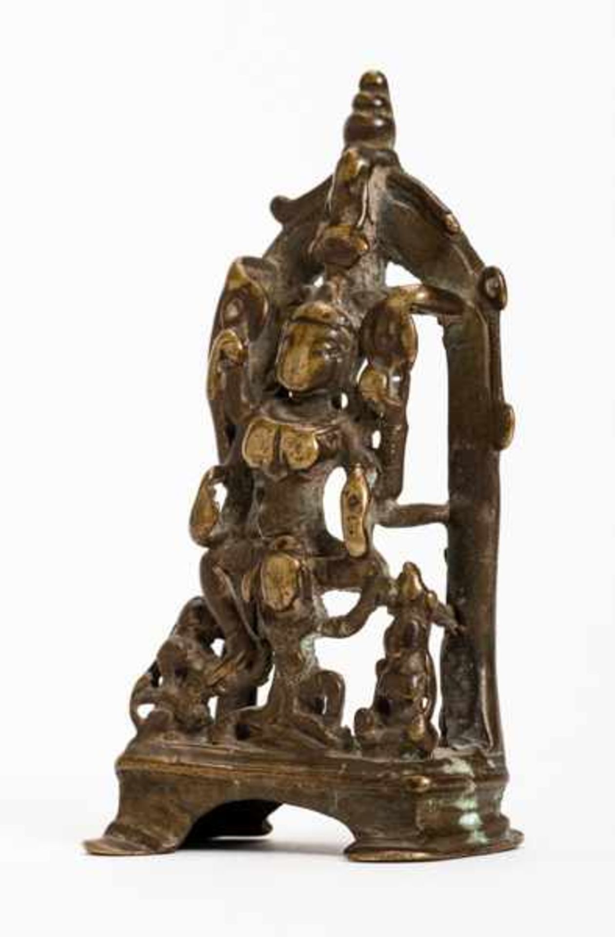 GODDESS DURGA AND COMPANION FIGURES Bronze. India, ca. 15th cent.This exceptionally old bronze has - Image 2 of 4