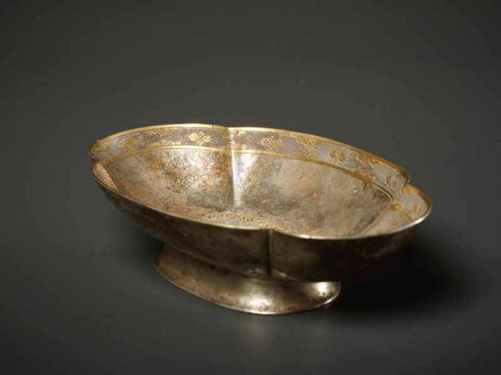 BOWL WITH FISH-DRAGON DECOR Silver and gilding. China, probably Tang-dynasty (618 - 907)Powerful, - Bild 3 aus 4