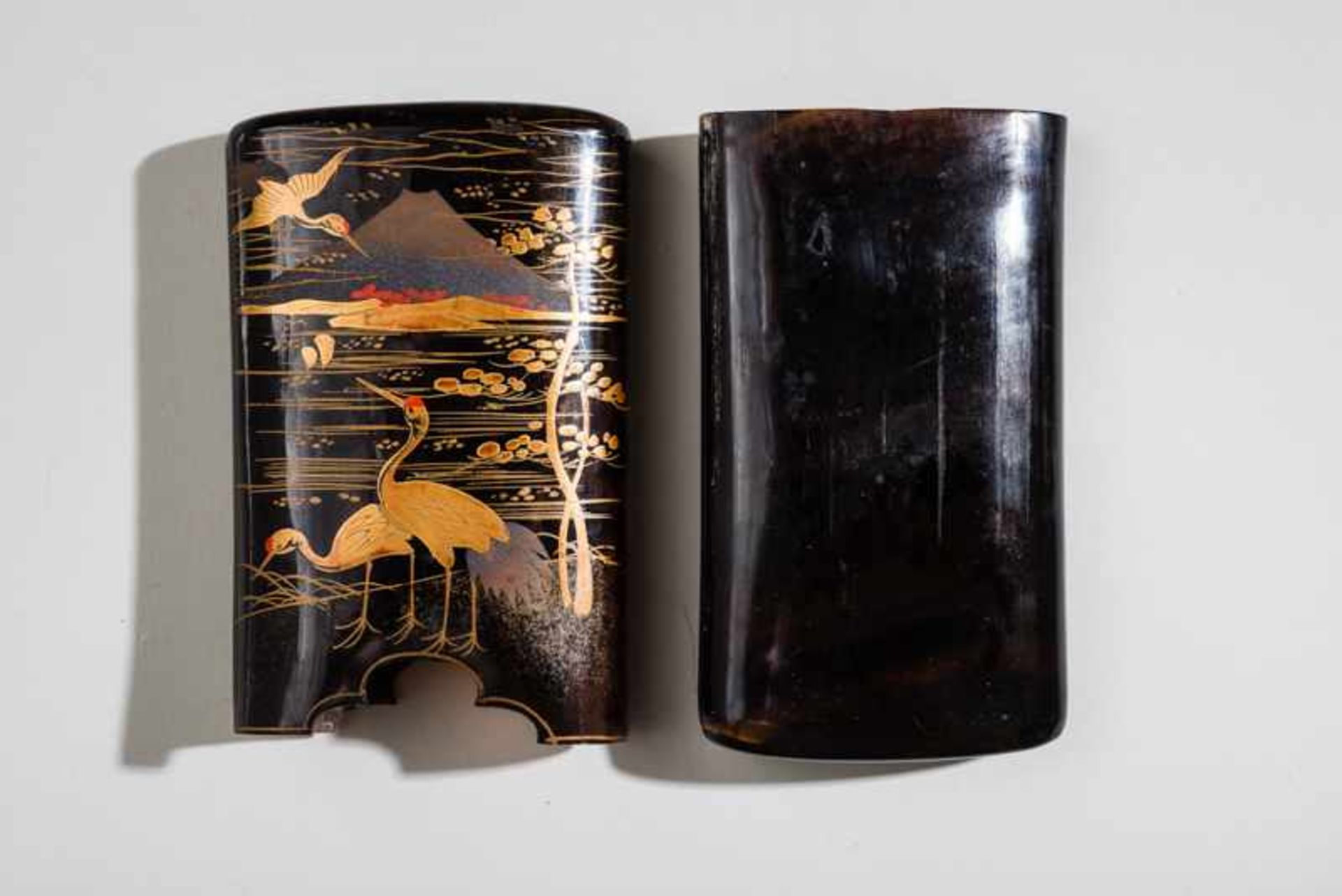 CASE WITH FUJISAN AND CRANES Tortoise shell and lacquer with gold. Japan, 19th cent.Elegantly - Image 3 of 3