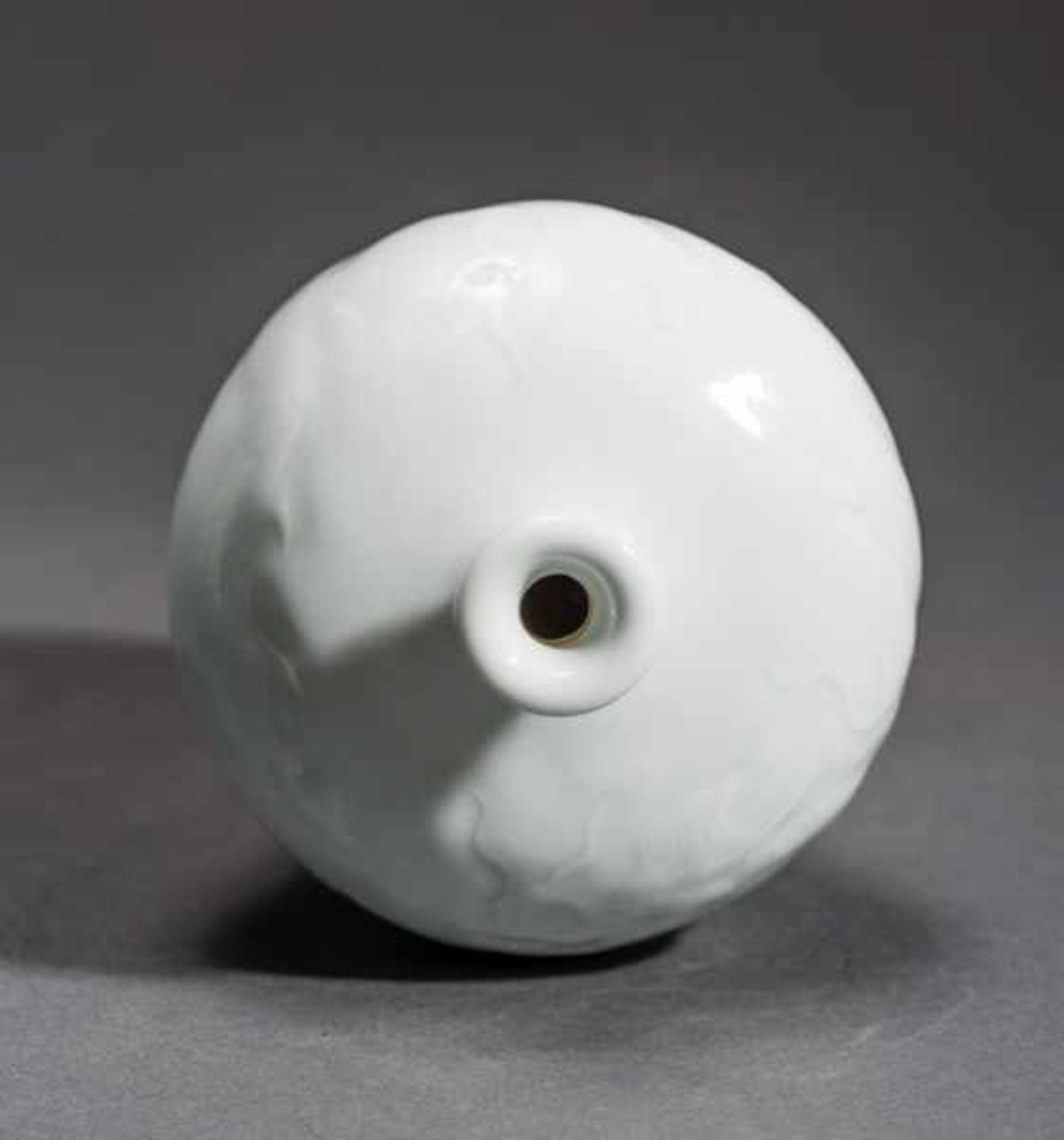 SMALL MEIPING VASE WITH DRAGON Porcelain. China, This small meiping vase is completely white and - Bild 3 aus 6