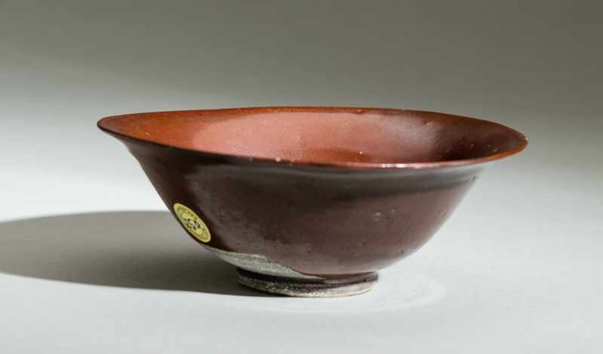 IRON-BROWN BOWL Glazed ceramic. China, Song to Yuan, 12th to 13th cent.Beautiful, red-brown glaze; - Image 5 of 5