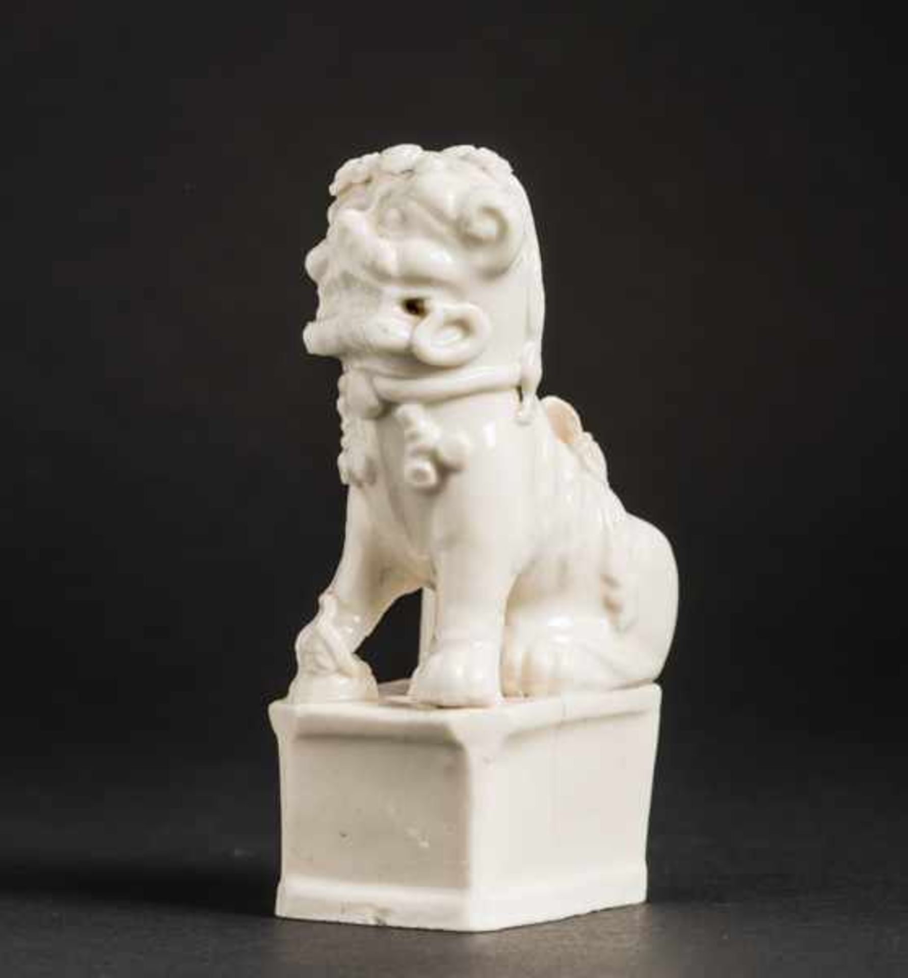 GUARDIAN LION (FO-LION) ON PEDESTAL Blanc de Chine porcelain. China, Qing dynasty (1644 -1911) - Bild 5 aus 6