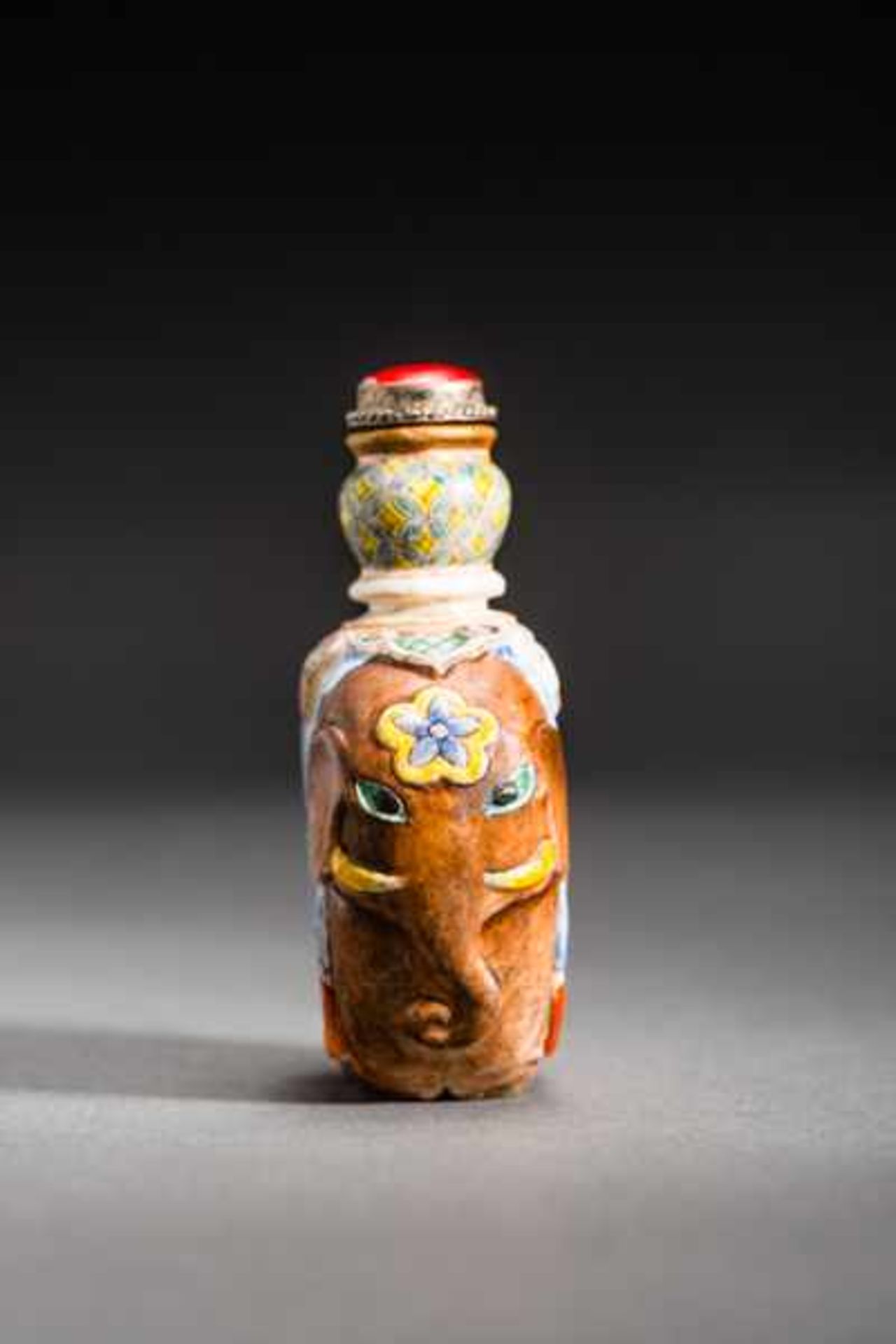 SNUFFBOTTLE IN THE SHAPE OF AN ELEPHANT Porcelain with enamel paint. Stopper: red glass in a - Image 3 of 7