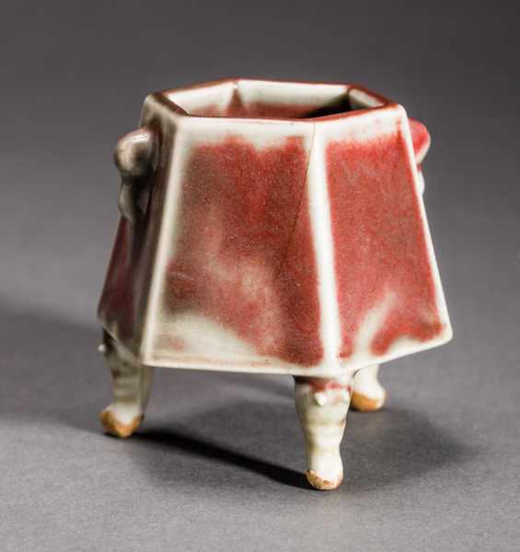 THREE-FOOTED CUP Porcelain. China, Qing dynasty (1644-1911)Very attractive, small vessel with a - Image 3 of 5