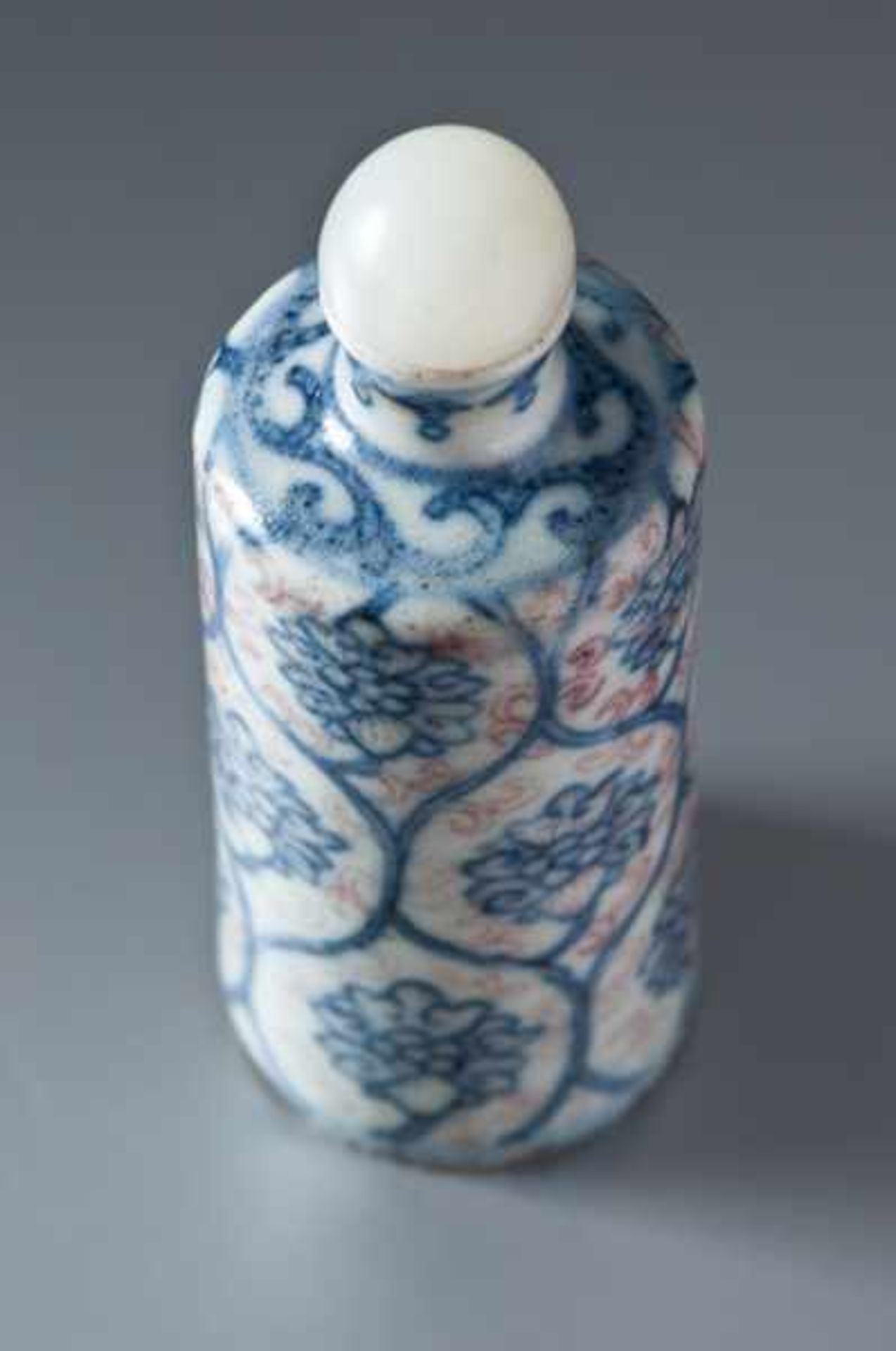 SNUFFBOTTLE Porcelain with underglaze blue and iron red. China, 19th cent.Condition report: Boden - Image 3 of 3