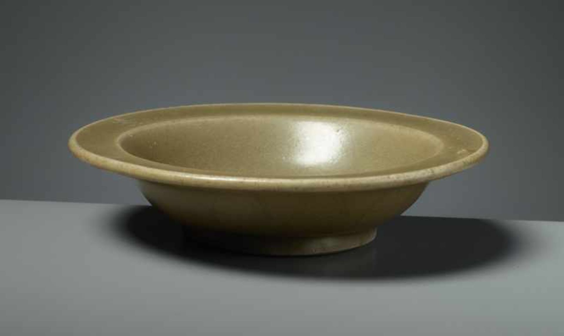 SMALL, FLAT BOWL Glazed ceramic. China, Southern Song to Yuan, ca. 12th -13th cent.Typical - Bild 2 aus 5