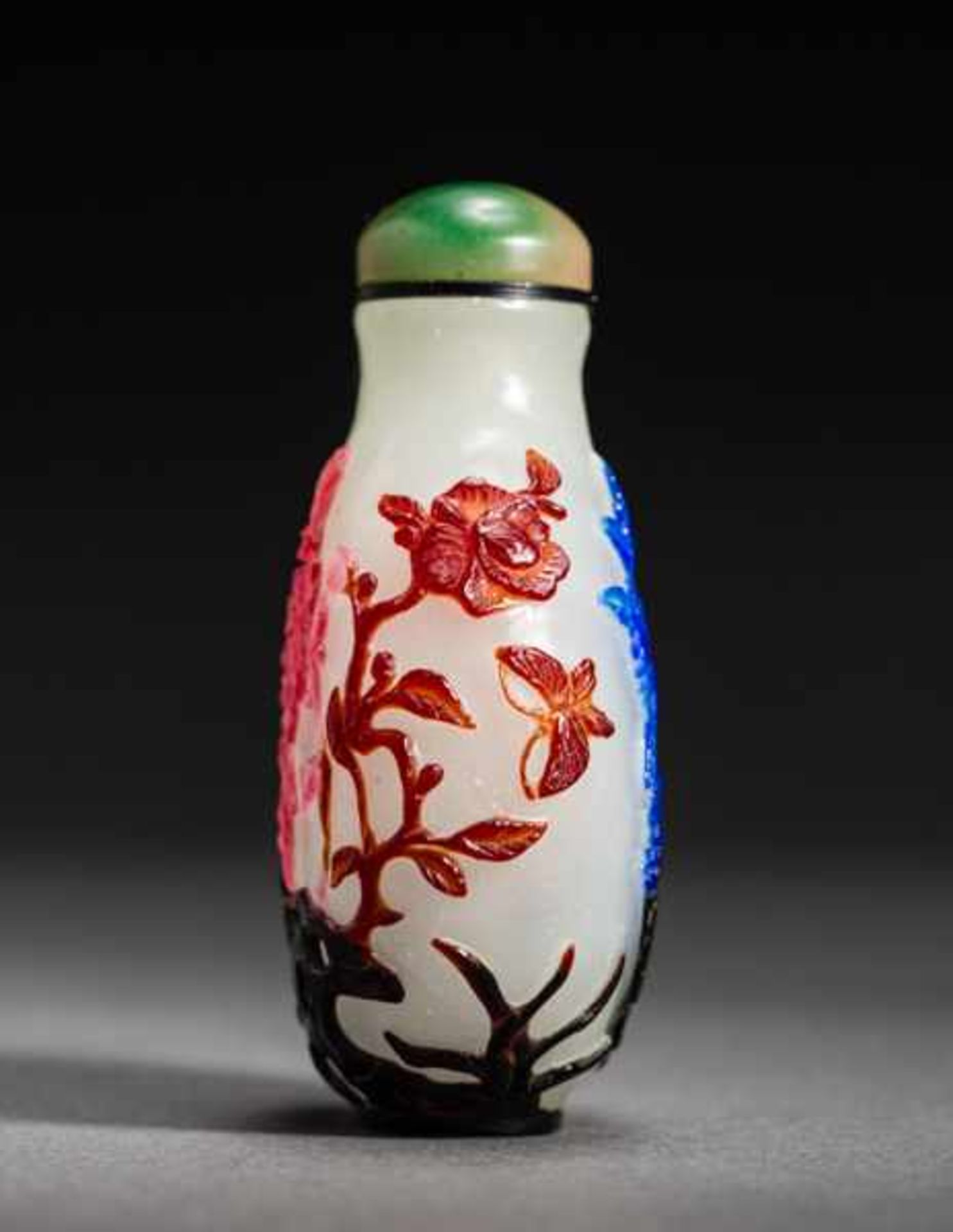 BLOSSOMS, PAVILION, FROGS AND CRABS Colored cameo glass. Stopper: Jade, ivory spoon. China, Round - Image 3 of 7