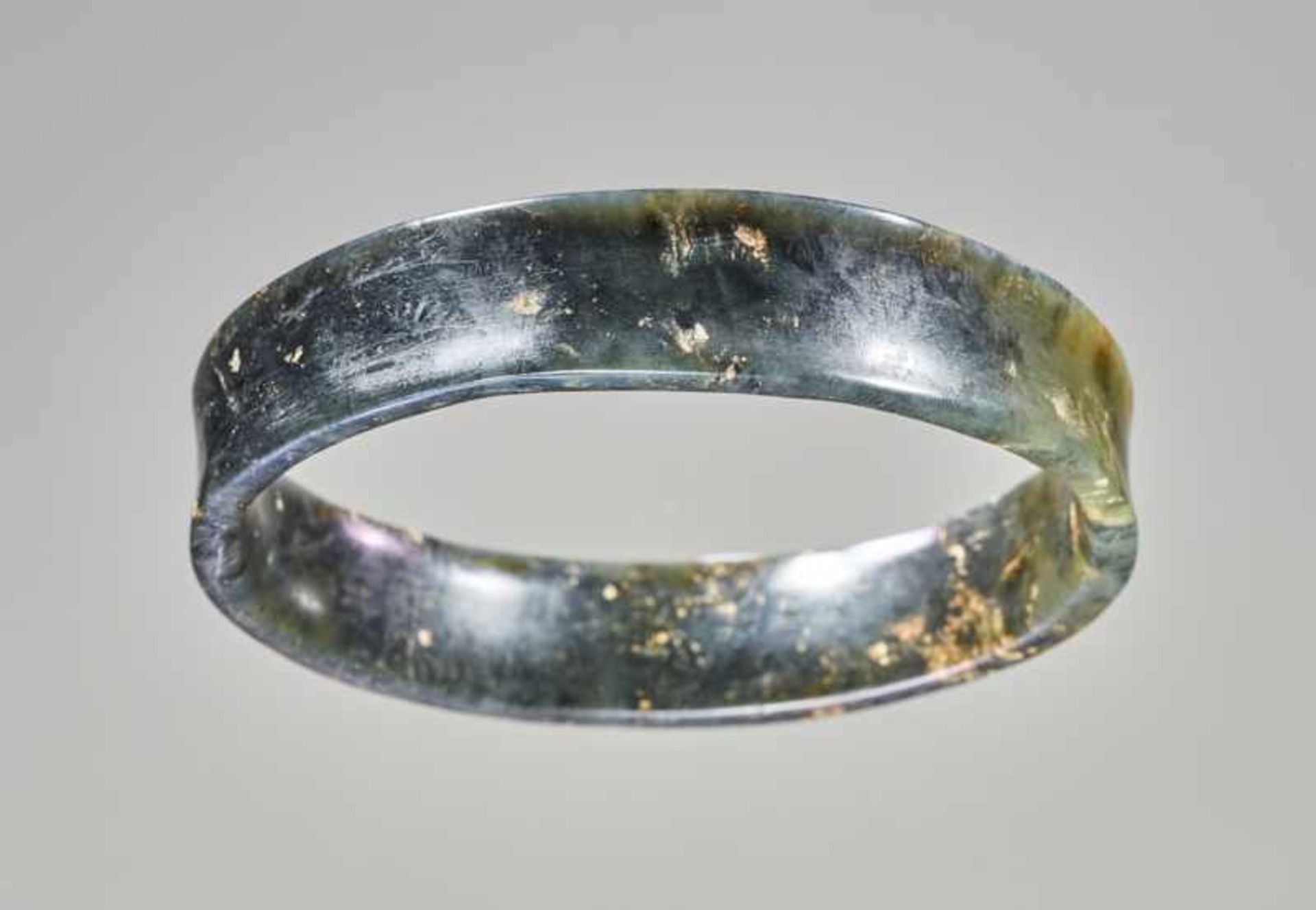 BRACELET ZHUO Jade. China, neolithic Liangzhu culture, ca. 3300 - 2200 BCWhen illuminated, this