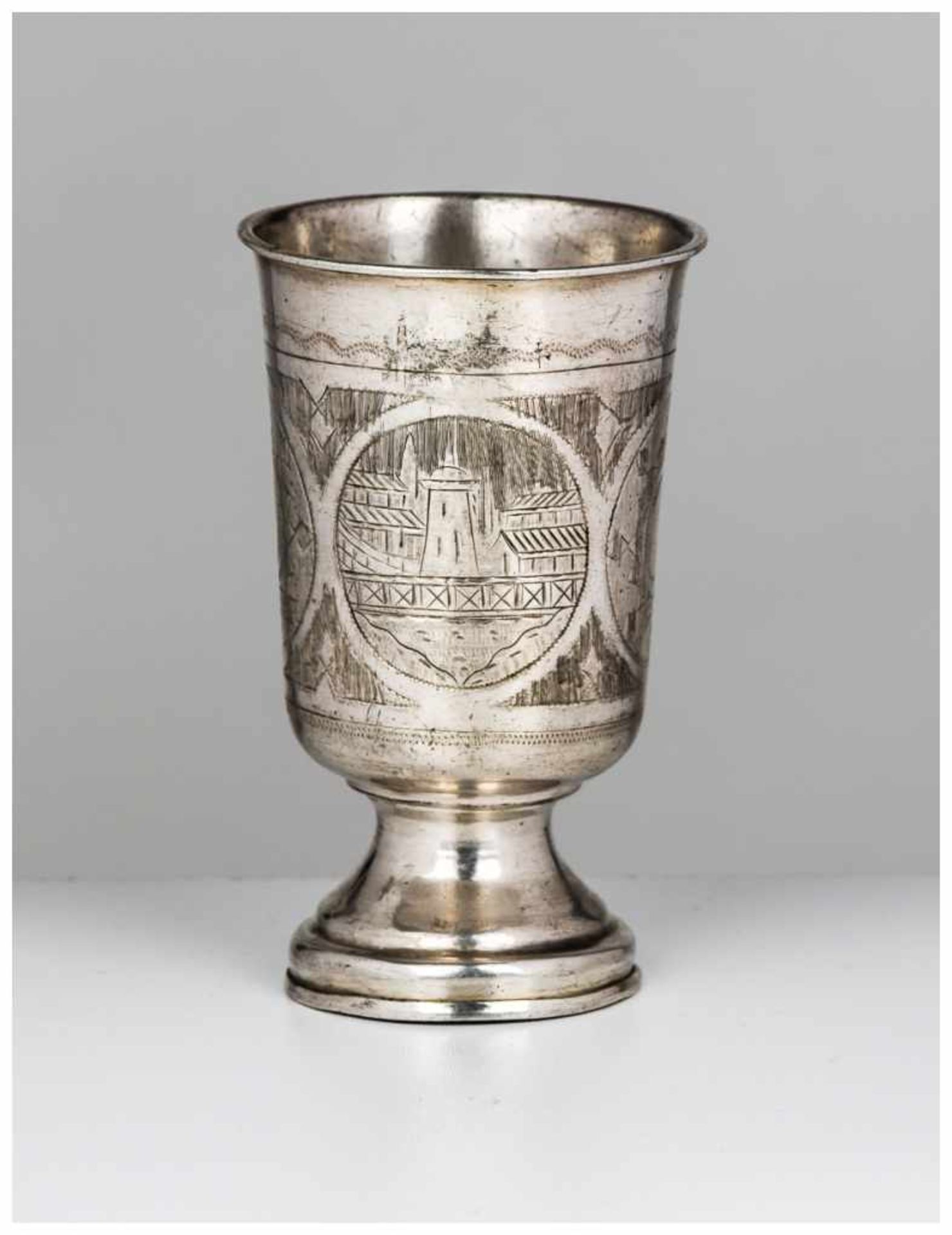 Silberner Vodka-Becher Moskau 1881, die restlichen Stempel sind schwer lesbar; 71 g 9 x 5,5 cm