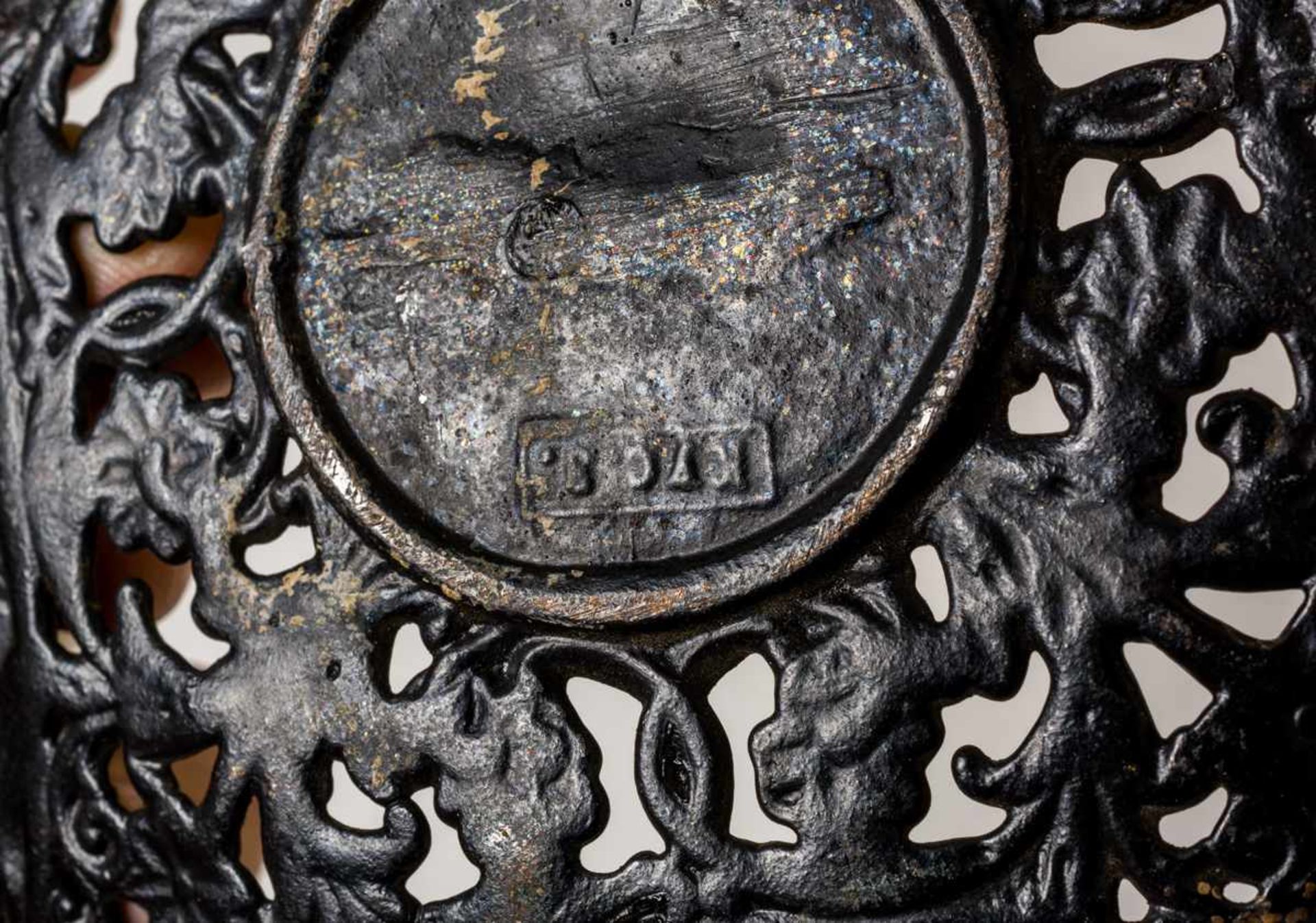 Meergötter Teller aus Eisenguss, Firma Kusa, um 1900 Durchmesser: 20,3 cm Provenienz: Norddeutsche - Bild 2 aus 2