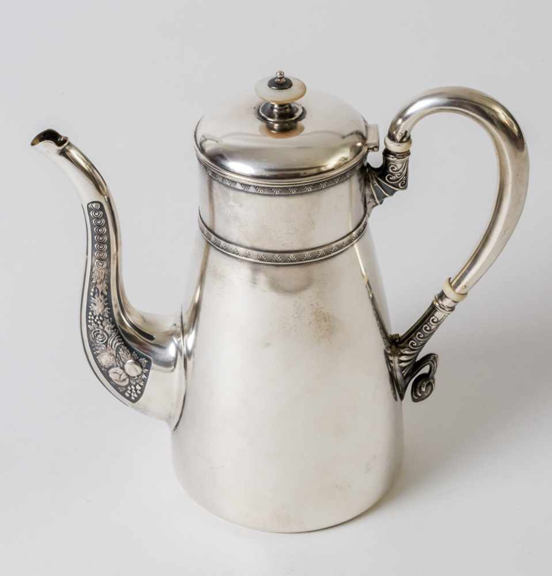 Kaffeekanne Silber (681g), Moskau 1908-1917 Meister: wohl Vasily Andreyev 21 cm hoch Provenienz: - Bild 3 aus 4