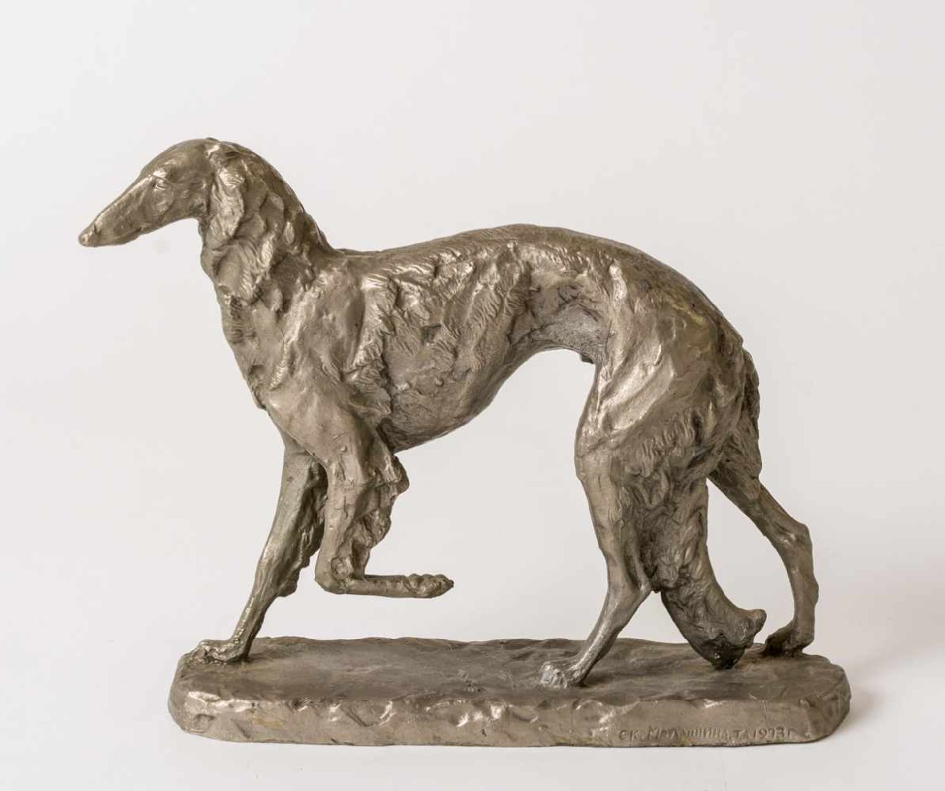 Hund Eisenguss, signiert T.A. Maluschina, 1973 21,5 x 24,7 x 7 cm Provenienz: Norddeutsche