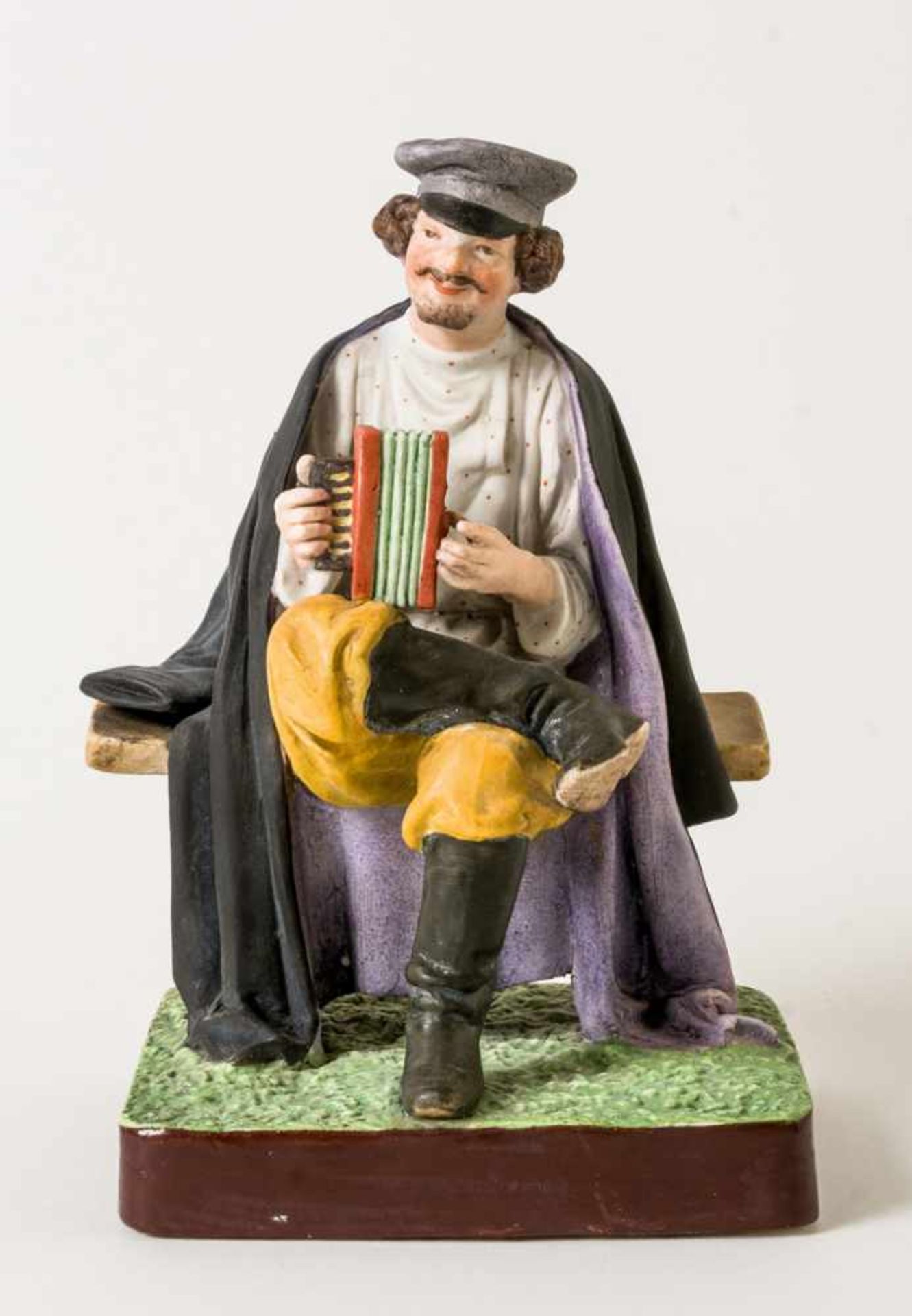 *Akkordion-Spieler Porzellan-Manufaktur Gardner, 1880-1890 17 cm hoch Provenienz: Norddeutsche