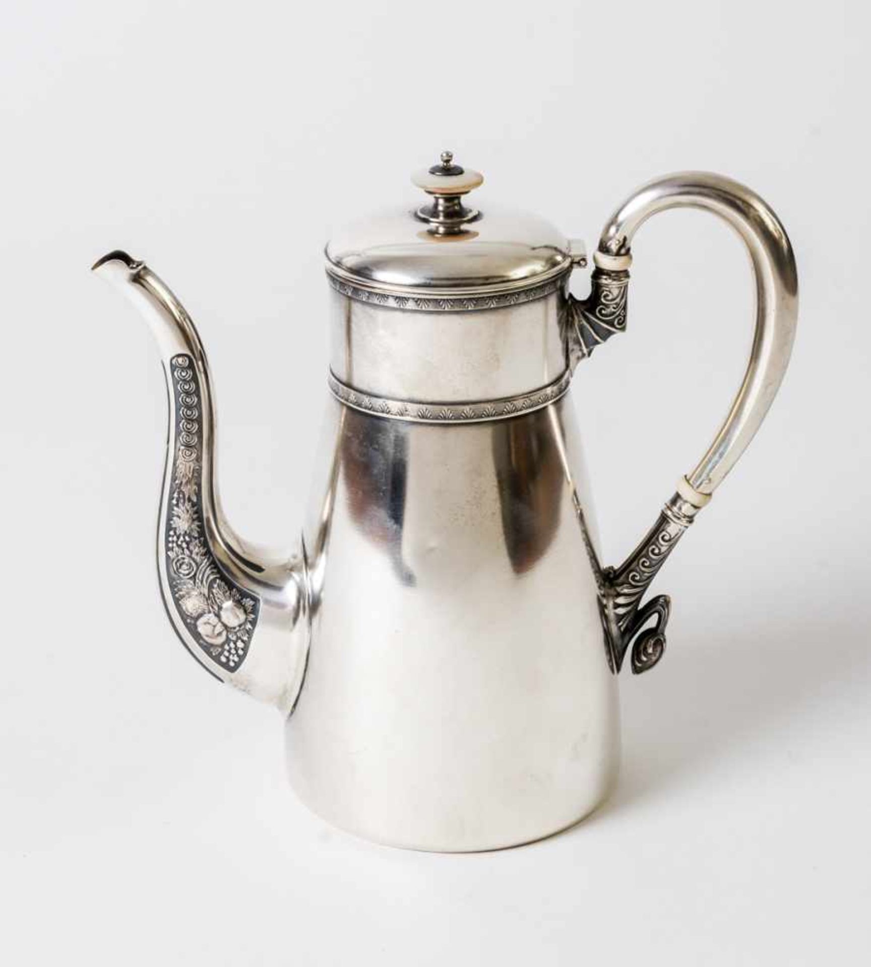 Kaffeekanne Silber (681g), Moskau 1908-1917 Meister: wohl Vasily Andreyev 21 cm hoch Provenienz: