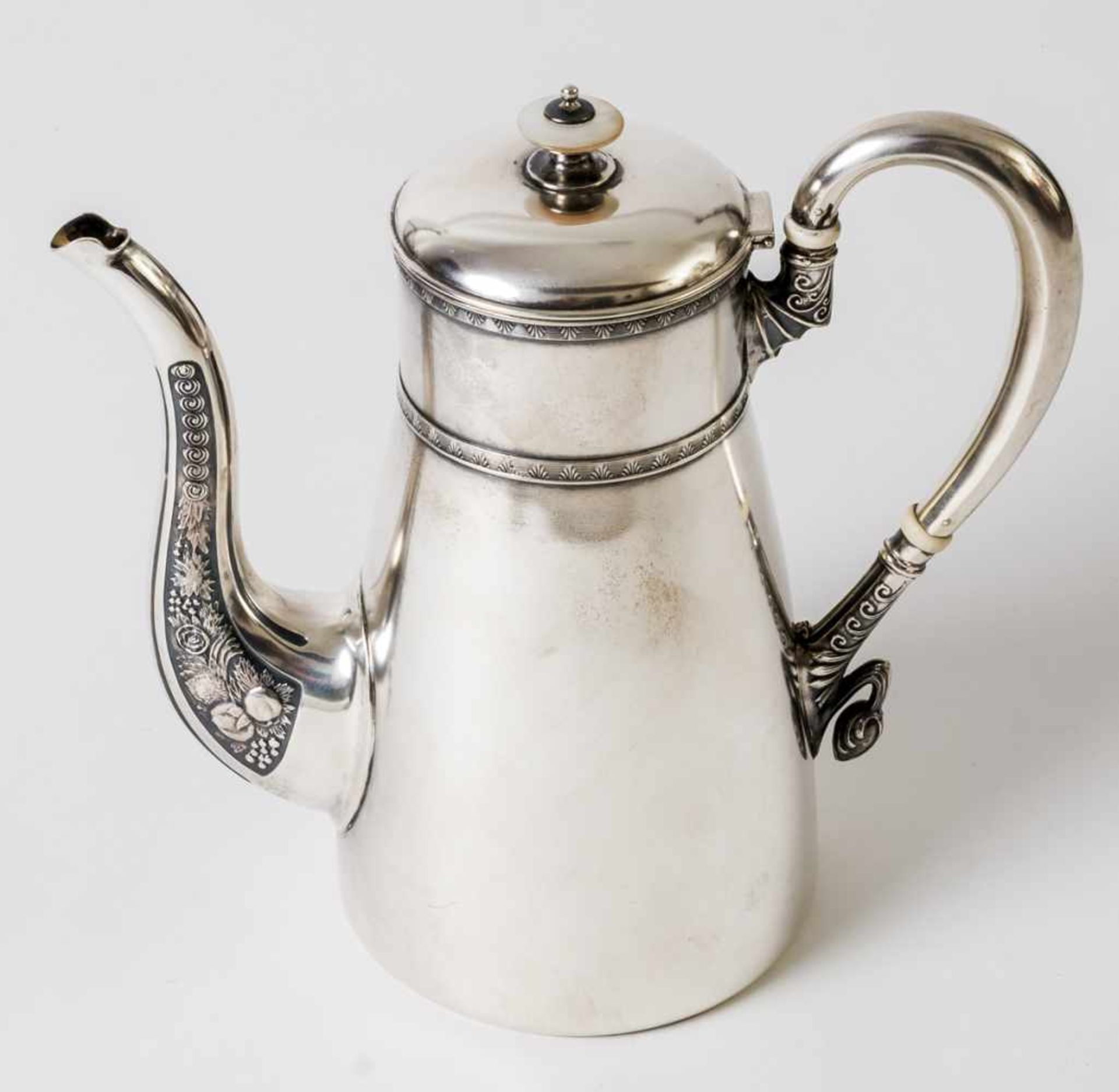 Kaffeekanne Silber (681g), Moskau 1908-1917 Meister: wohl Vasily Andreyev 21 cm hoch Provenienz: - Bild 2 aus 4