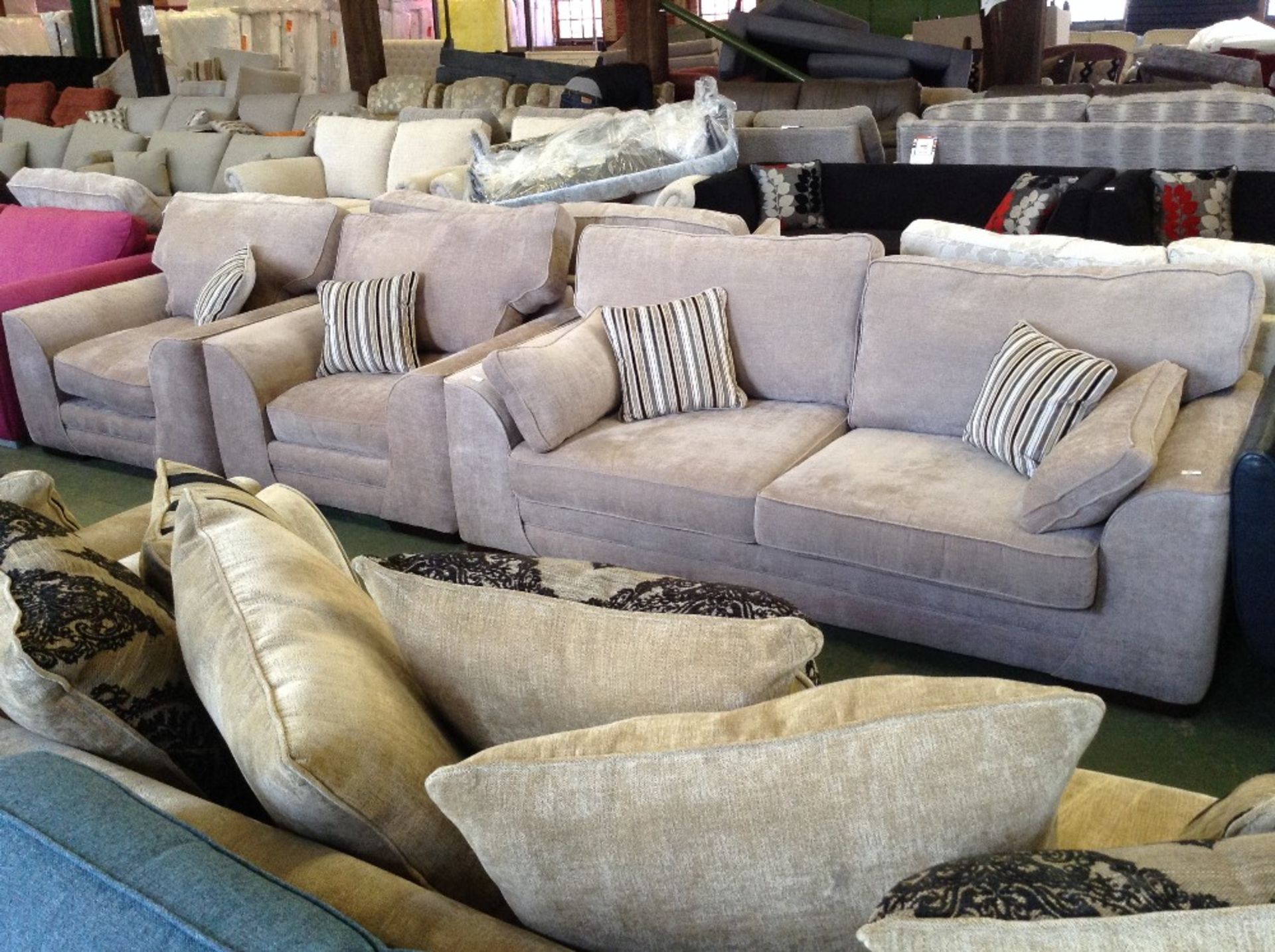 BEIGE 2.5 SEATER SOFA AND 2 x CHAIRS (3872-3874)