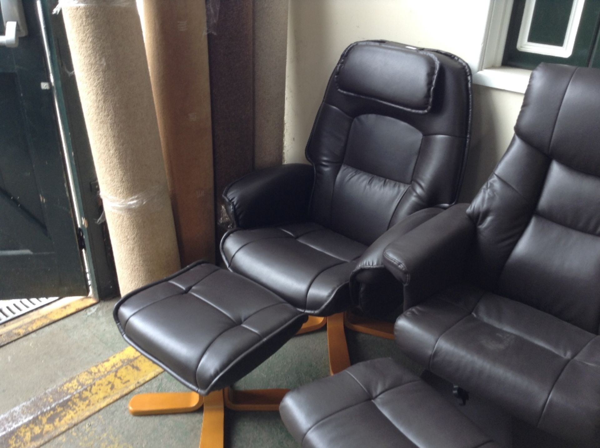 AVANTI BONDED LEATHER SWIVELLING RECLINING CHAIR A