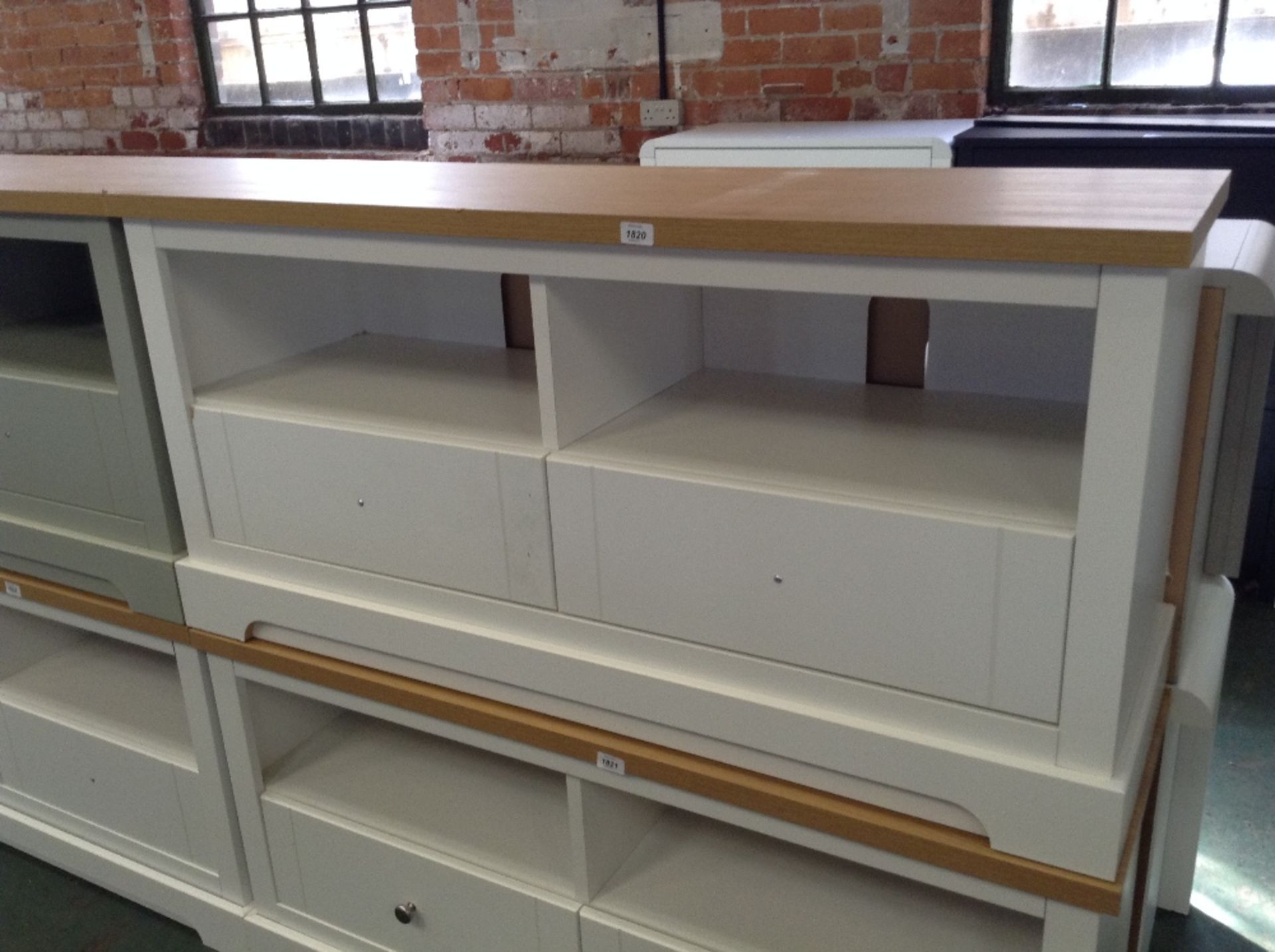 WHITE AND OAK TV/MEDIA UNIT (return) (3)