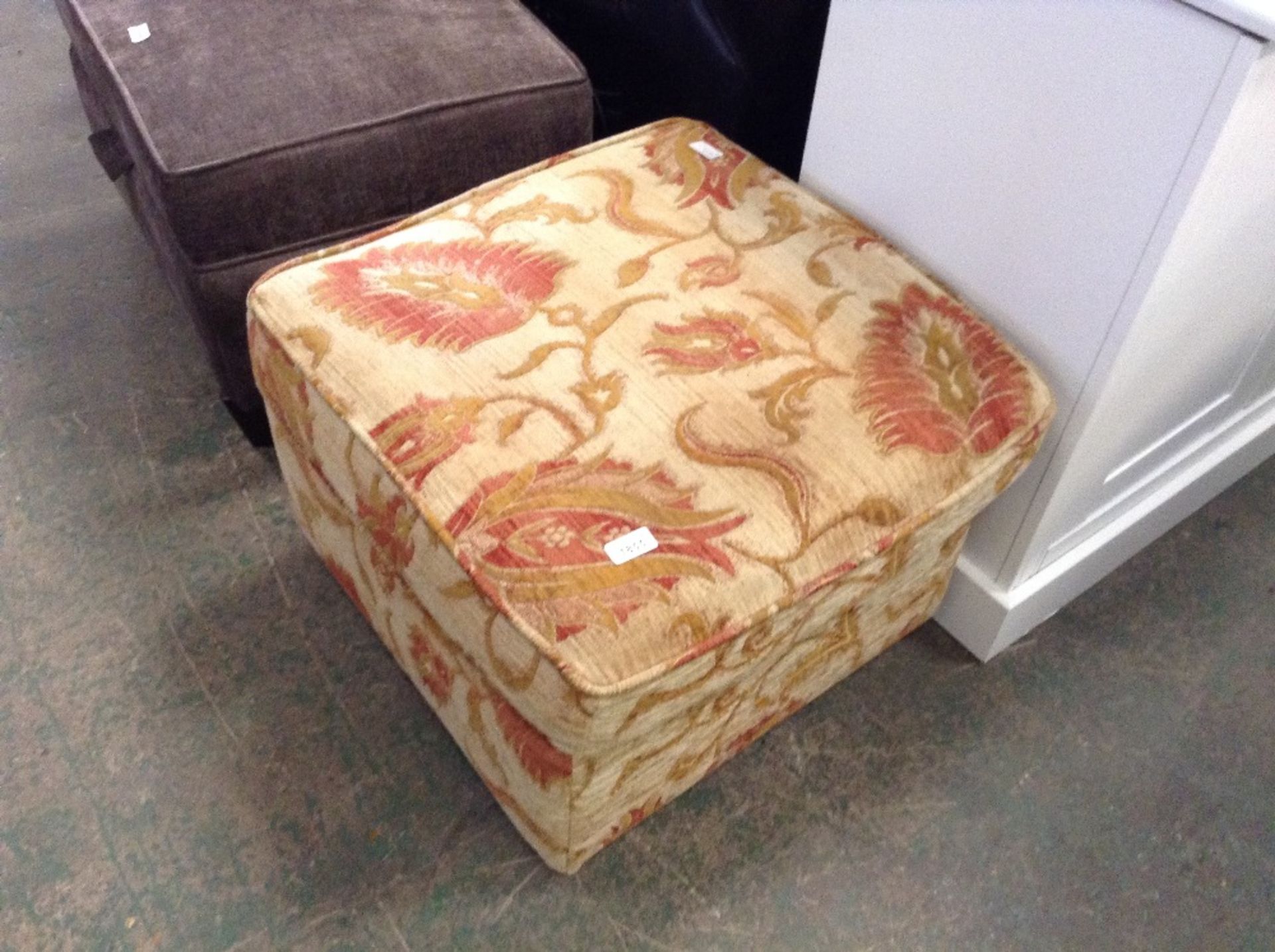 RED AND GOLD FLORAL PATTERNED FOOTSTOOL (TR000755