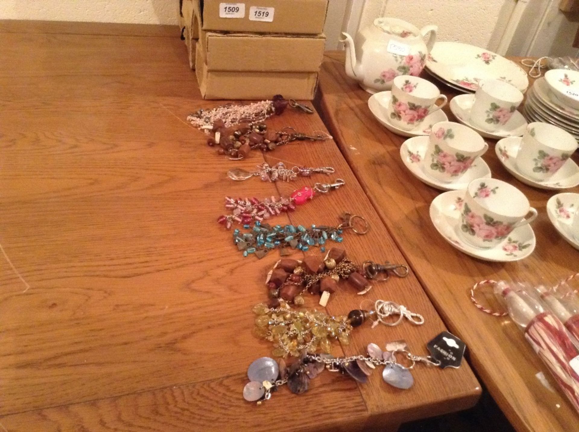 QUANTITY OF KEYRINGS (11)