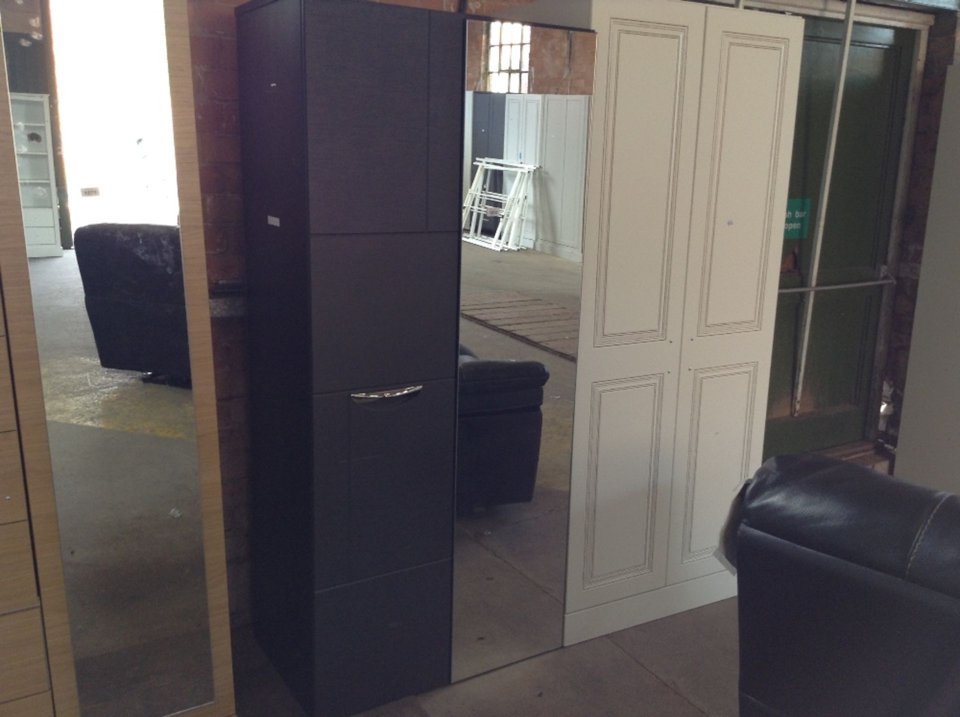 BLACK PART TRIPLE WARDROBE (return)