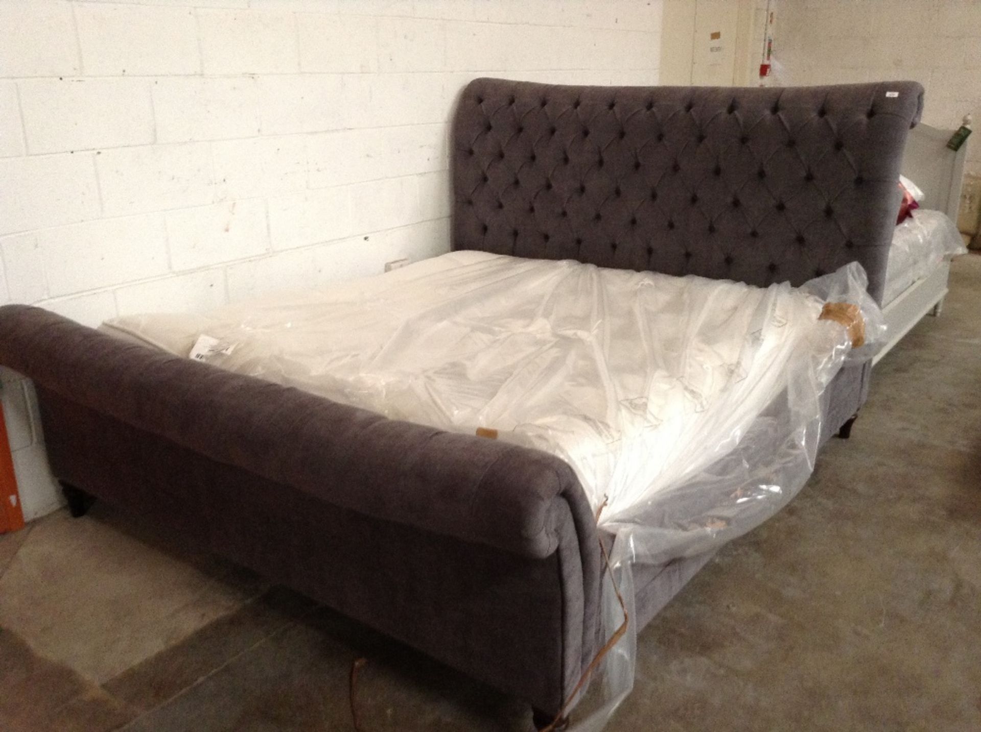 6FT GREY UPHOLSTERED BEDFRAME