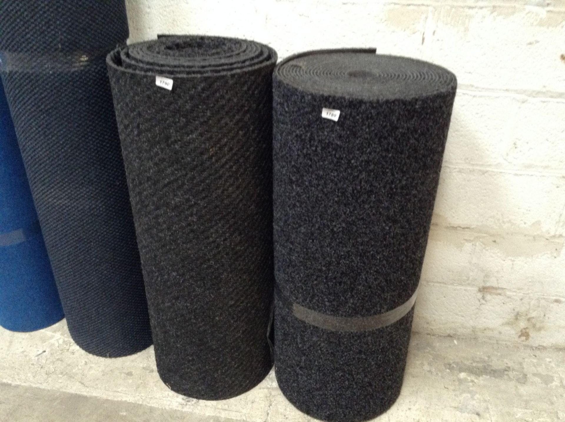 SMALL ROLL OF OFF CUT CARPET