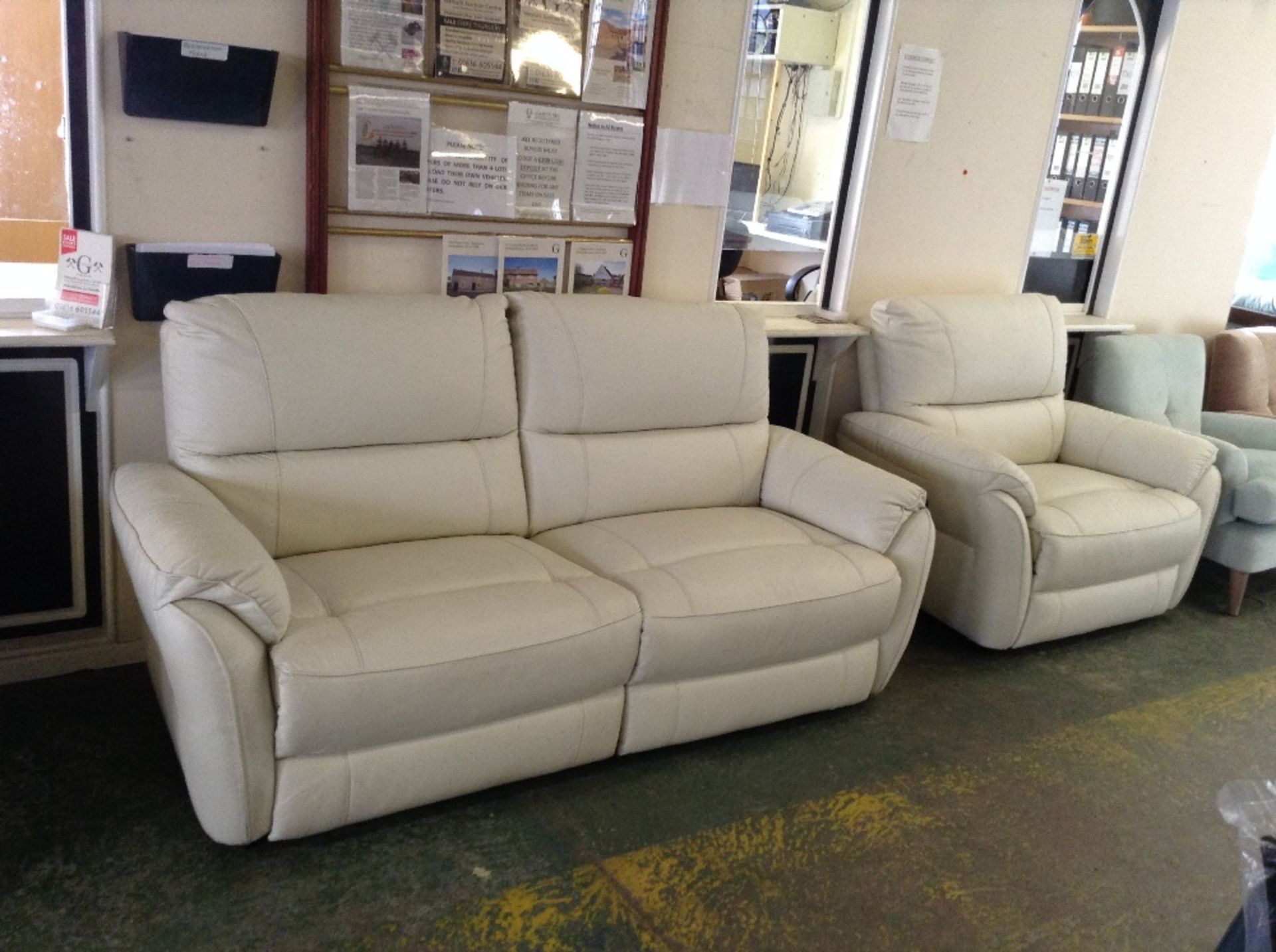 WHITE LEATHER ELECTRIC RECLINING 3 SEATER SOFA AND