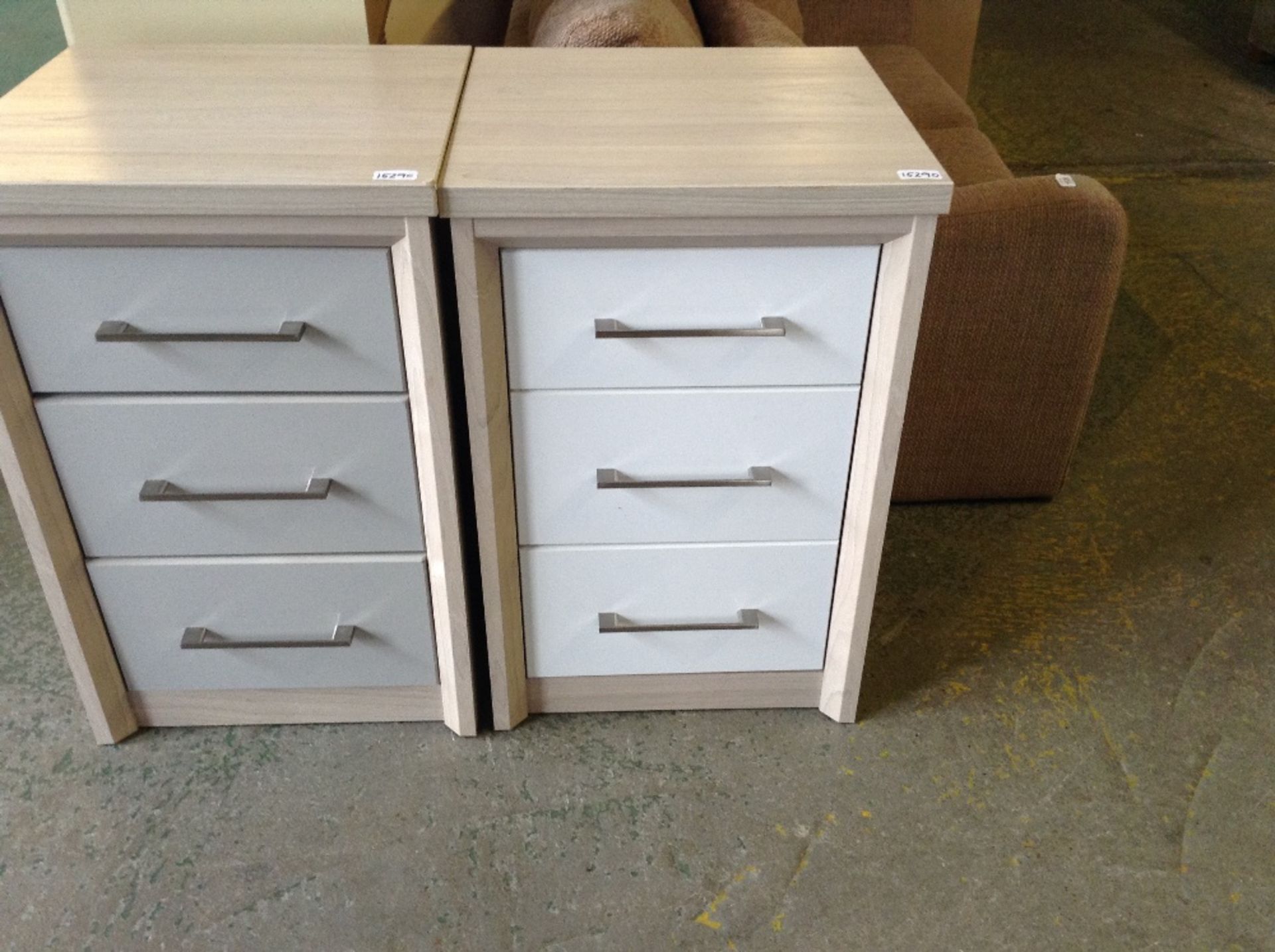 WHITE AND LIGHT OAK 3 DRAWER BEDSIDE (return) - Image 2 of 2