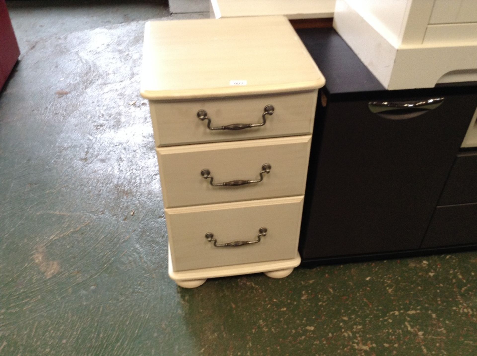 IVORY 3 DRAWER BEDSIDE (return)