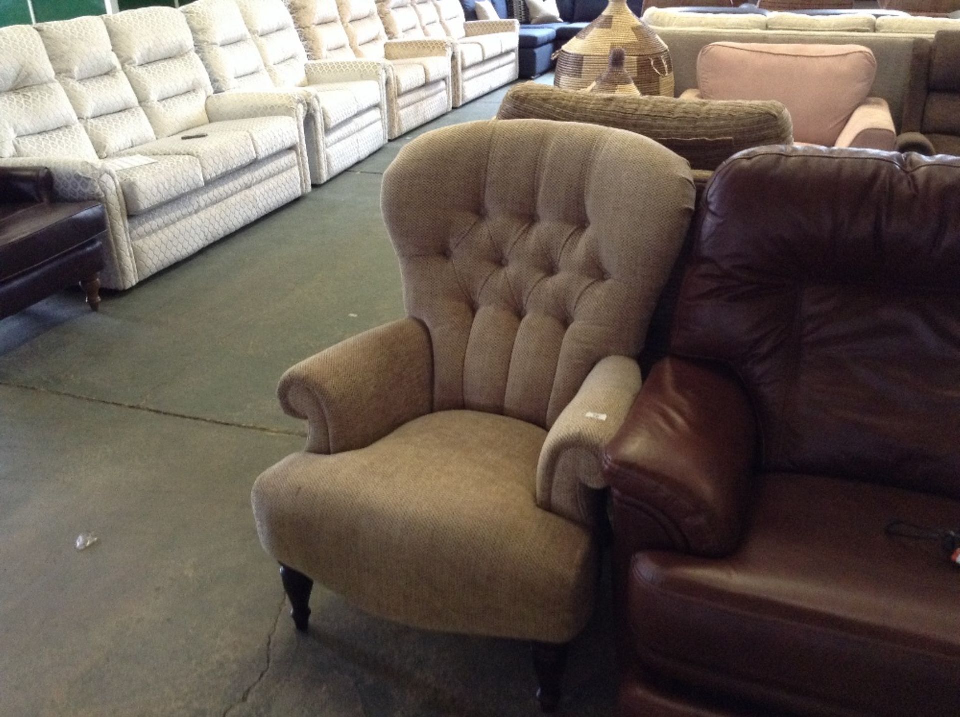 BISCUIT WING CHAIR (TR000978 WO0336164)