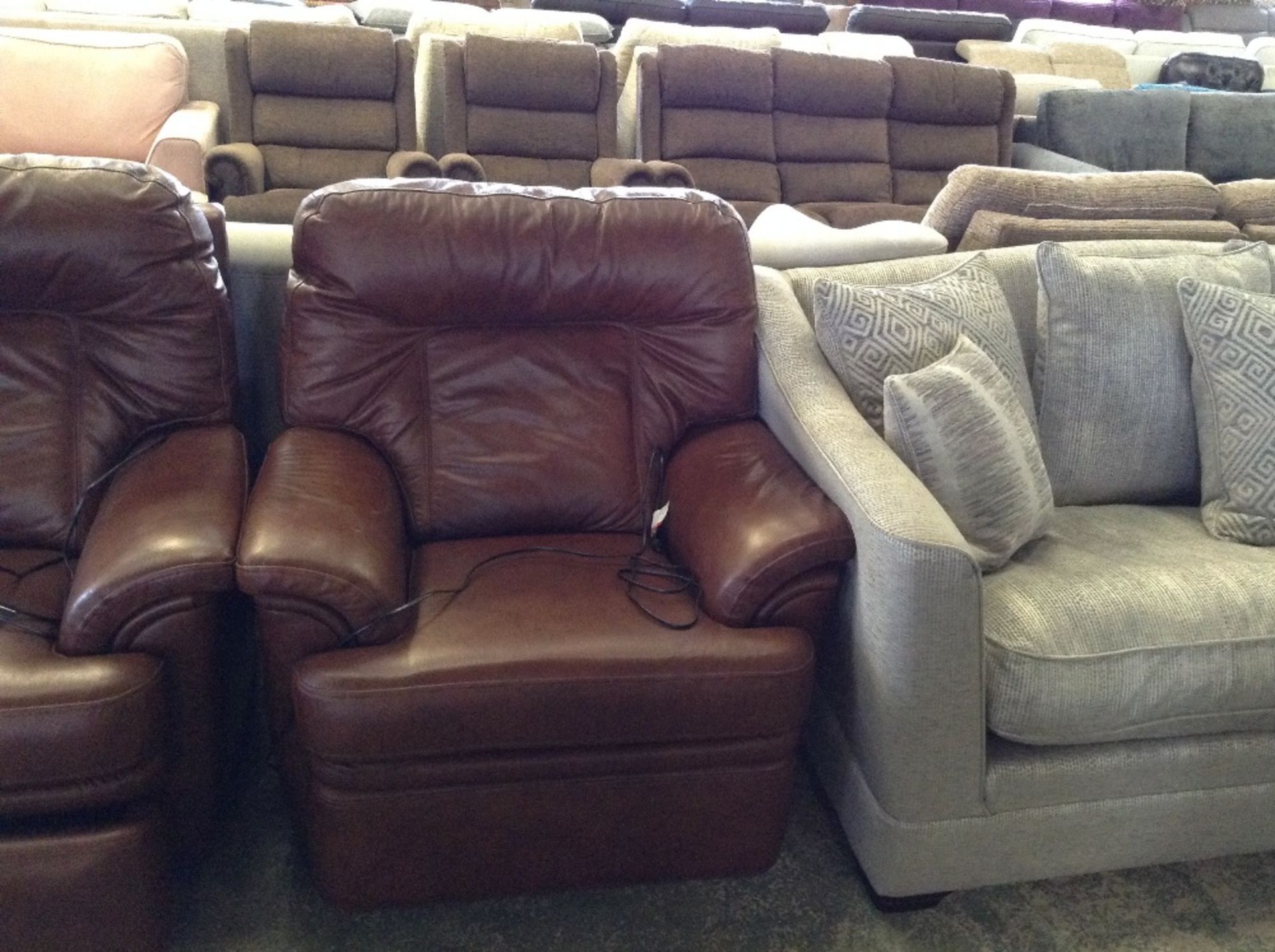 BROWN LEATHER ELECTRIC RECLINING CHAIR (TR000978 W