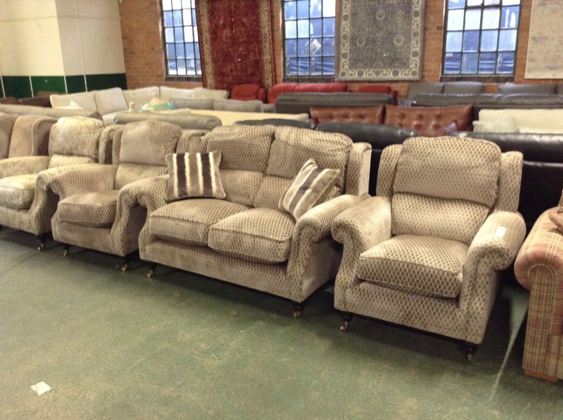 BROWN PATTERNED 2 SEATER SOFA AND 2 CHAIRS (TR0009