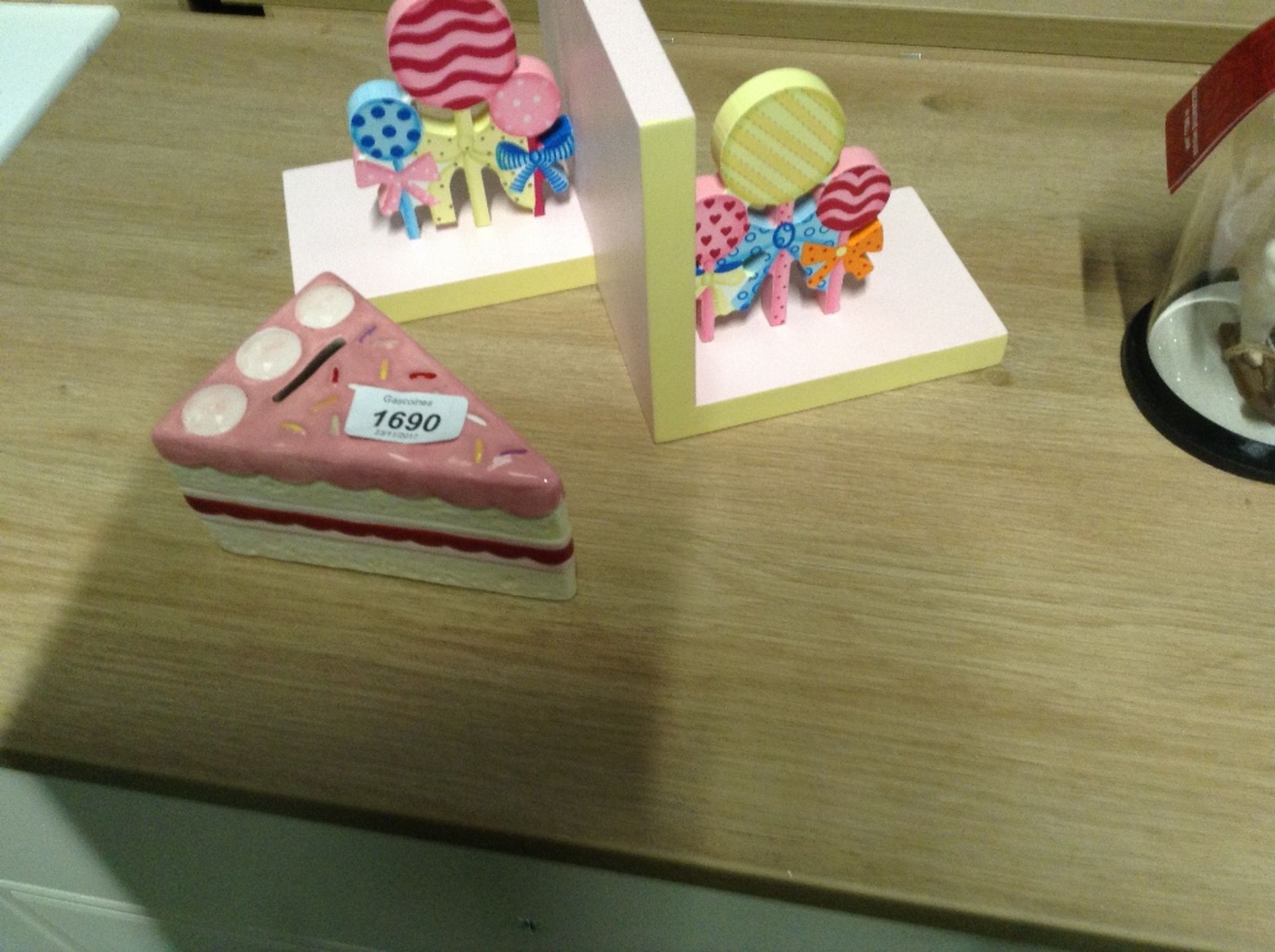 CAKE MONEY BOX AND 2 BOOK ENDS