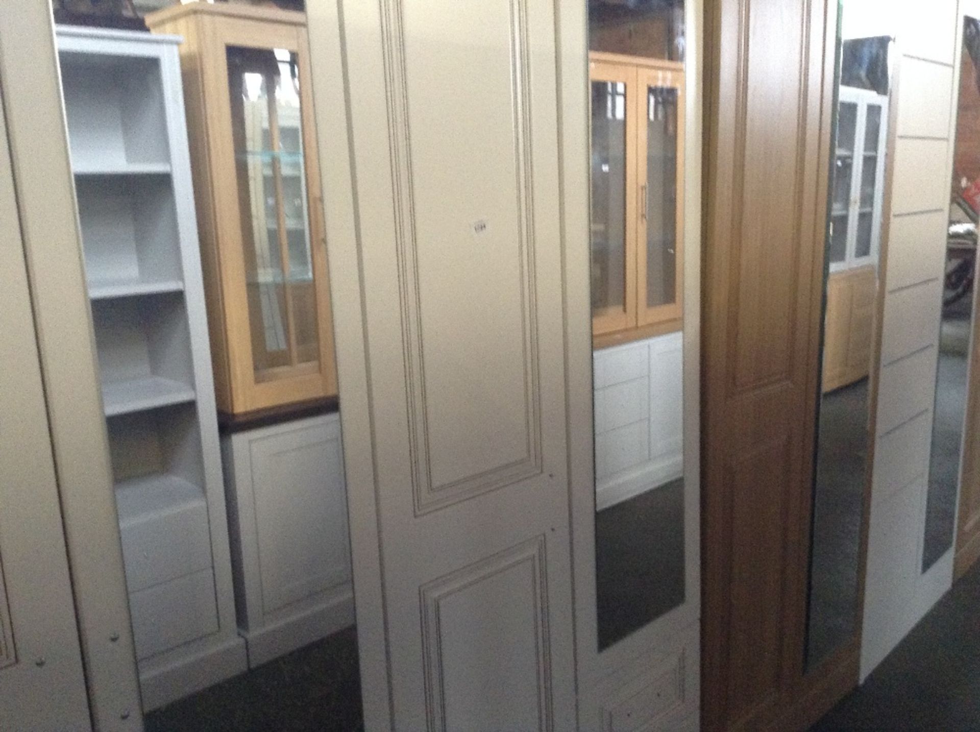 WHITE PART TRIPLE WARDROBE (return)