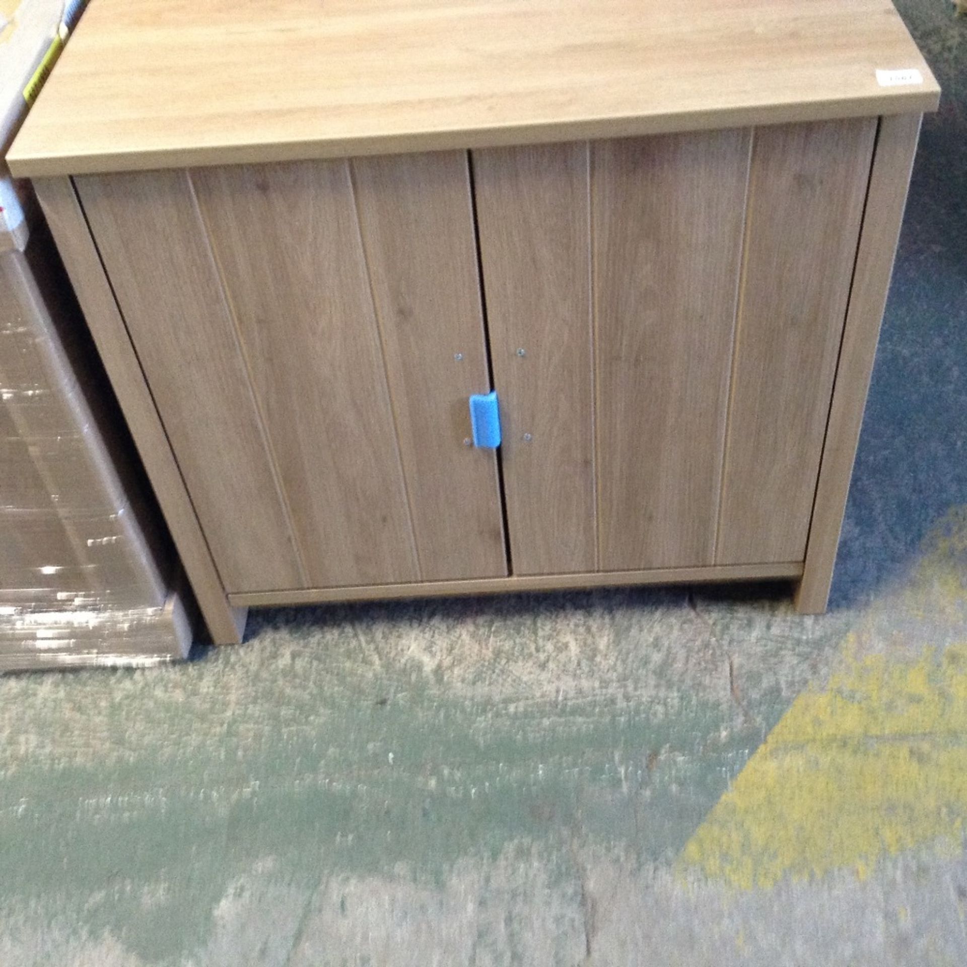 OAK 2 DOOR SIDEBOARD - Image 2 of 2